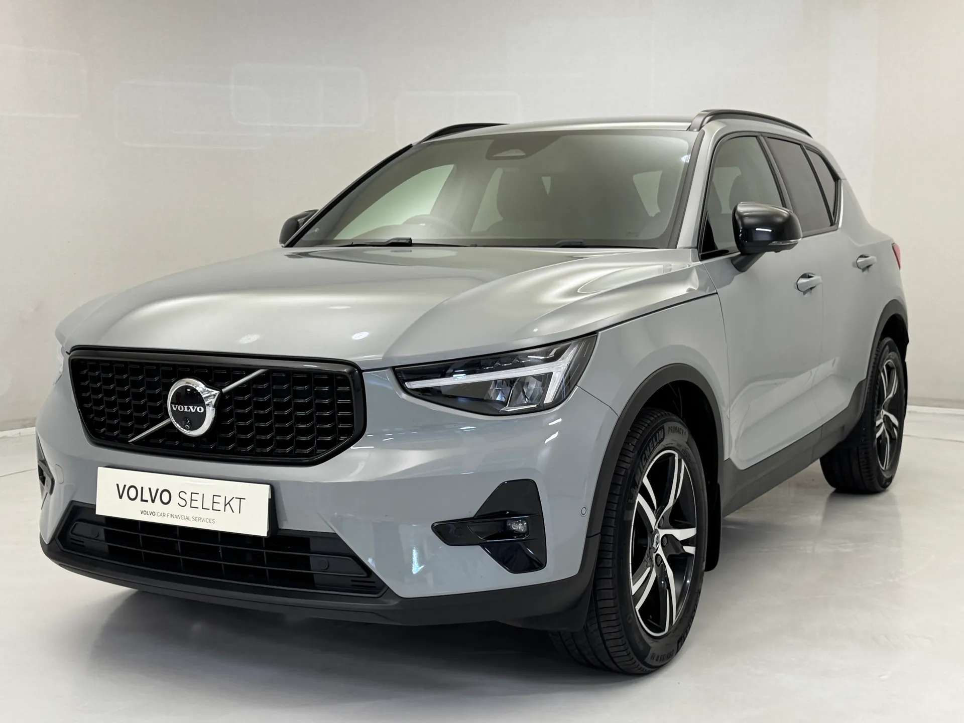 A 2023 VOLVO XC40 2.0 B3P Plus Dark 5dr Auto A 2023 VOLVO XC40 2.0 B3P Plus Dark 5dr Auto