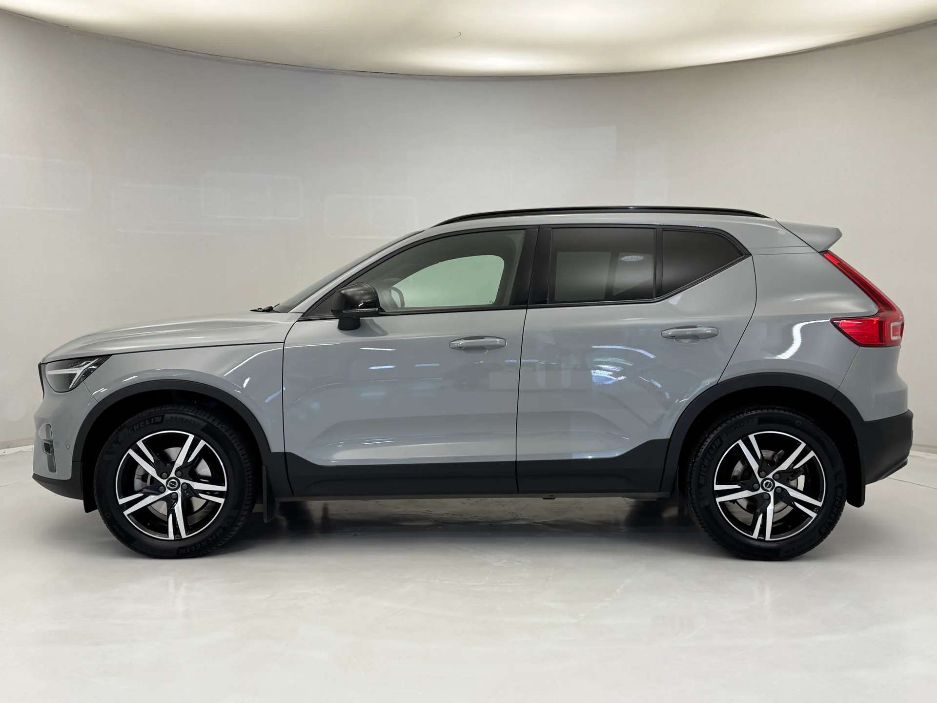 2023 VOLVO XC40 2023 VOLVO XC40