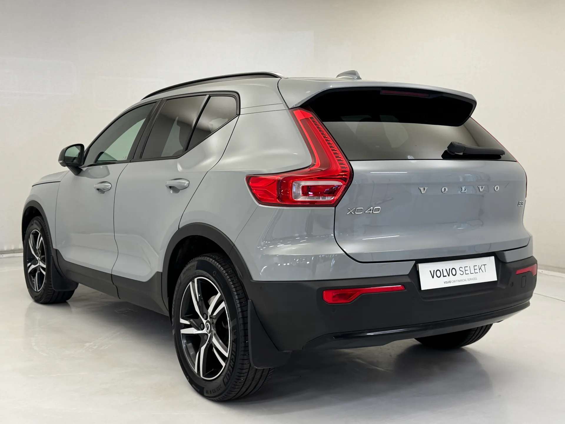 2023 VOLVO XC40 2023 VOLVO XC40