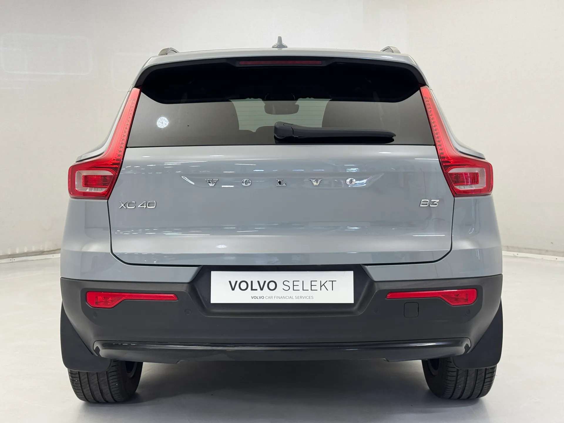2023 VOLVO XC40 2023 VOLVO XC40