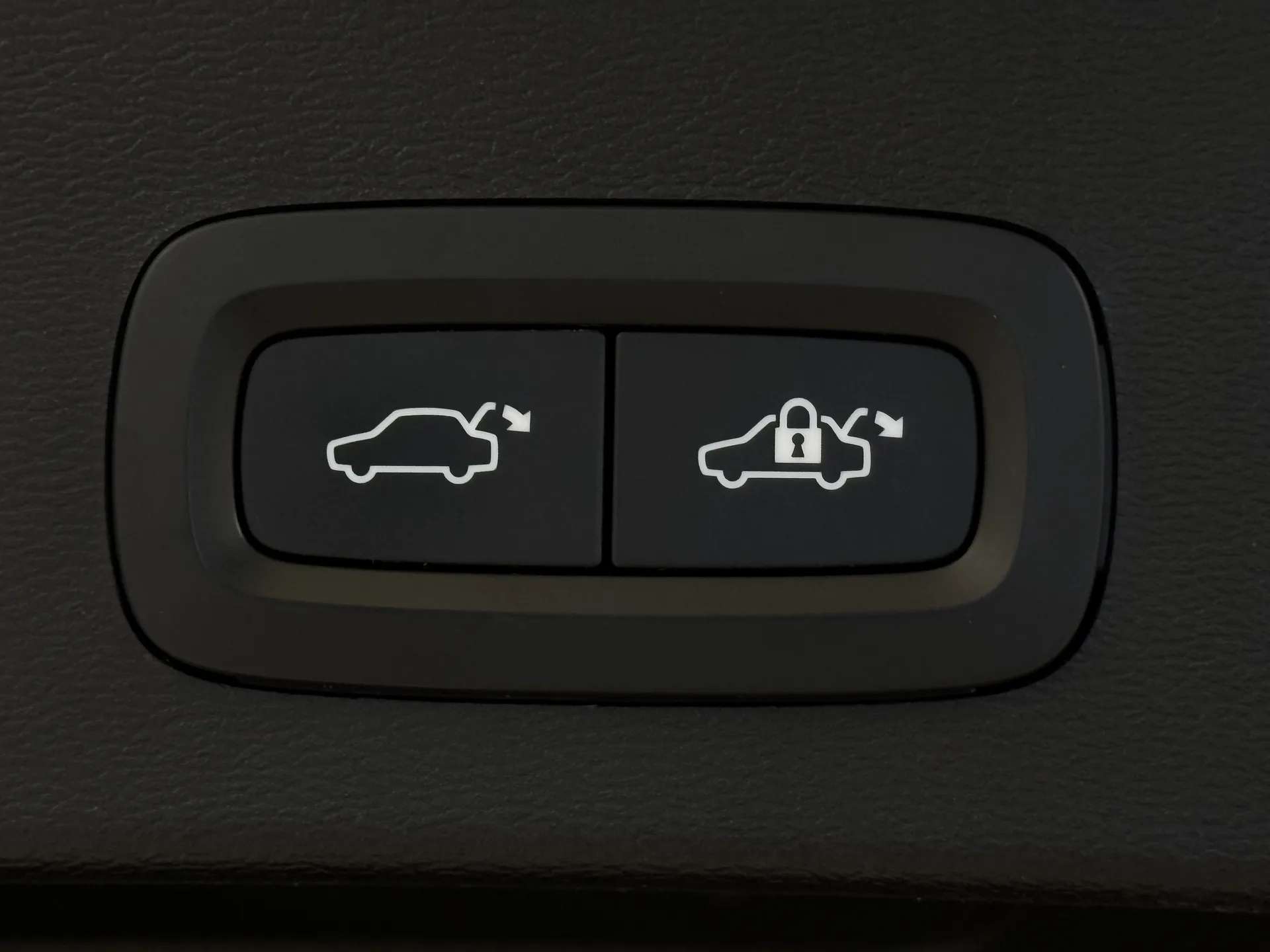 2023 VOLVO XC40 2023 VOLVO XC40