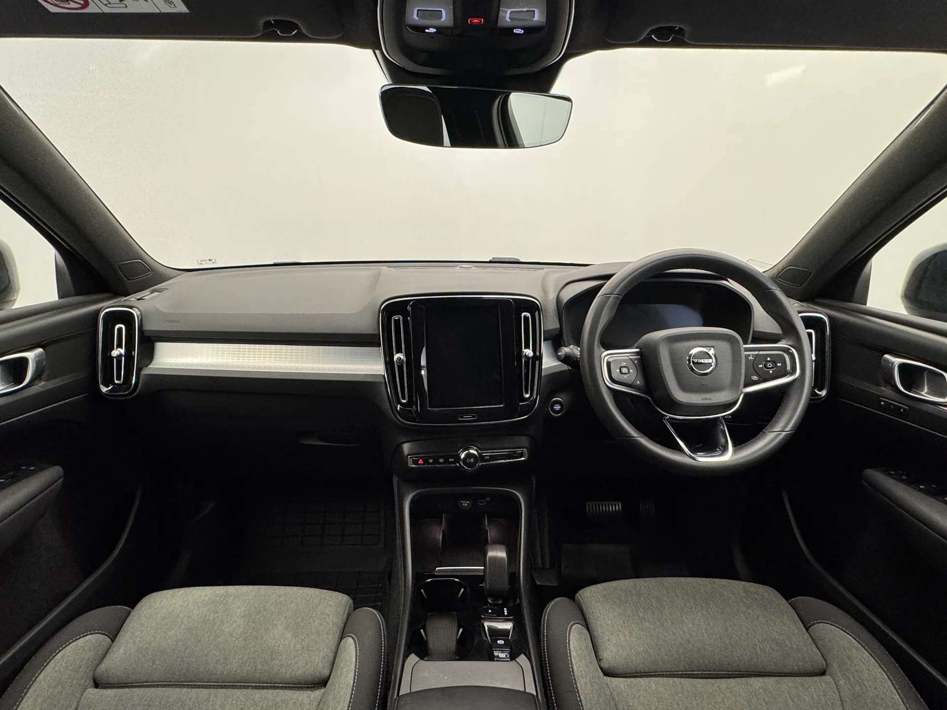 2023 VOLVO XC40 2023 VOLVO XC40