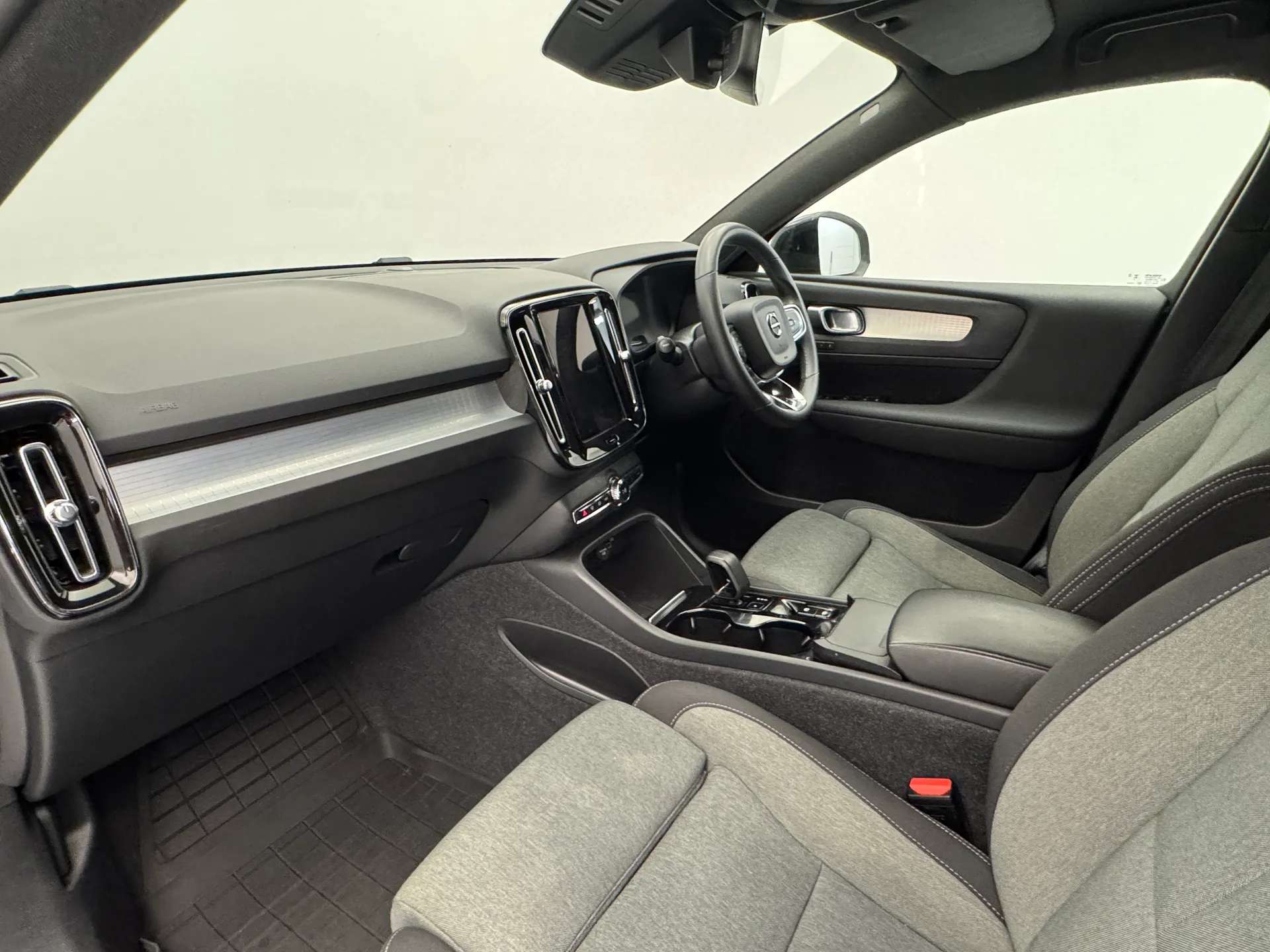 2023 VOLVO XC40 2023 VOLVO XC40