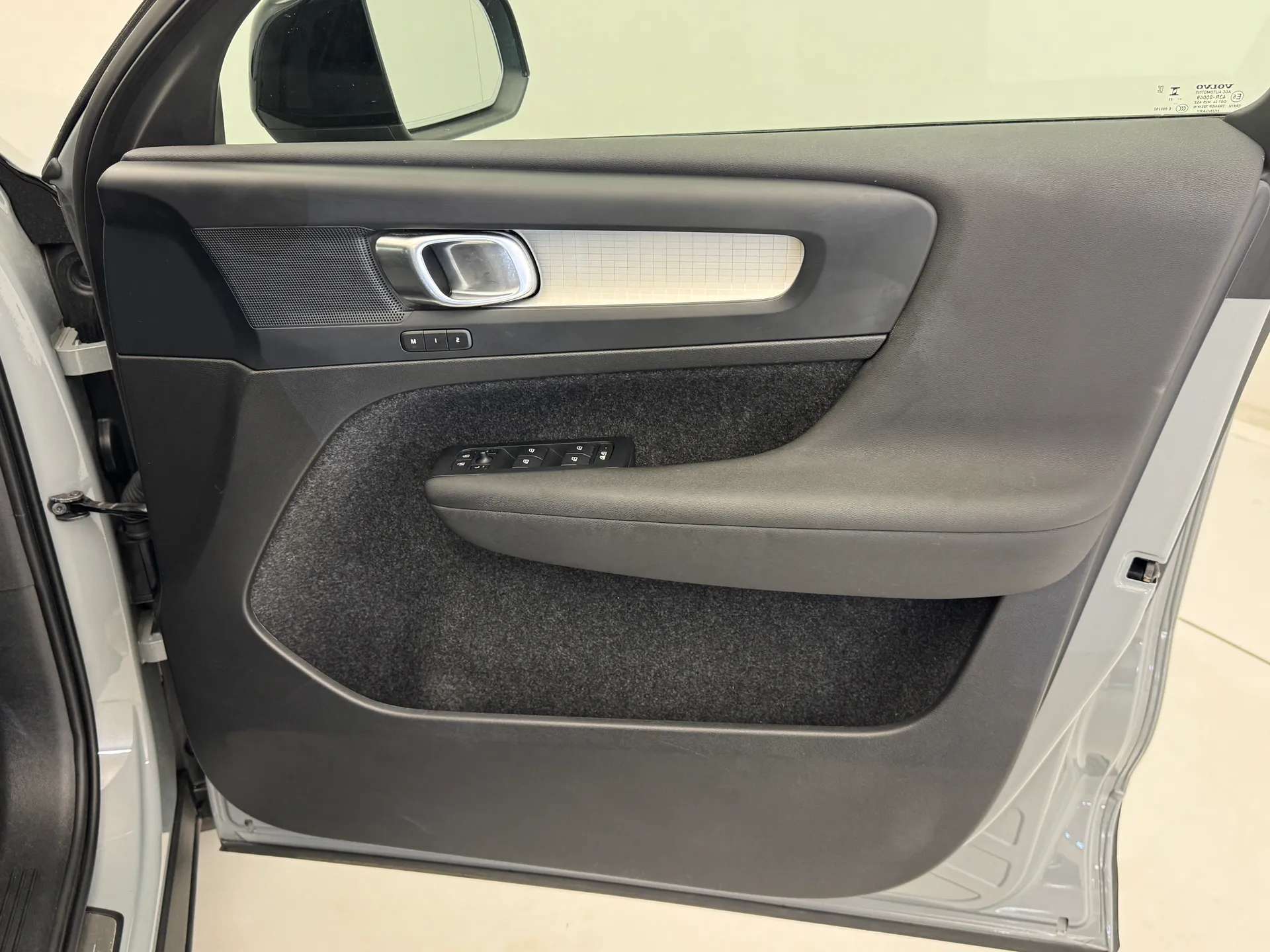 2023 VOLVO XC40 2023 VOLVO XC40