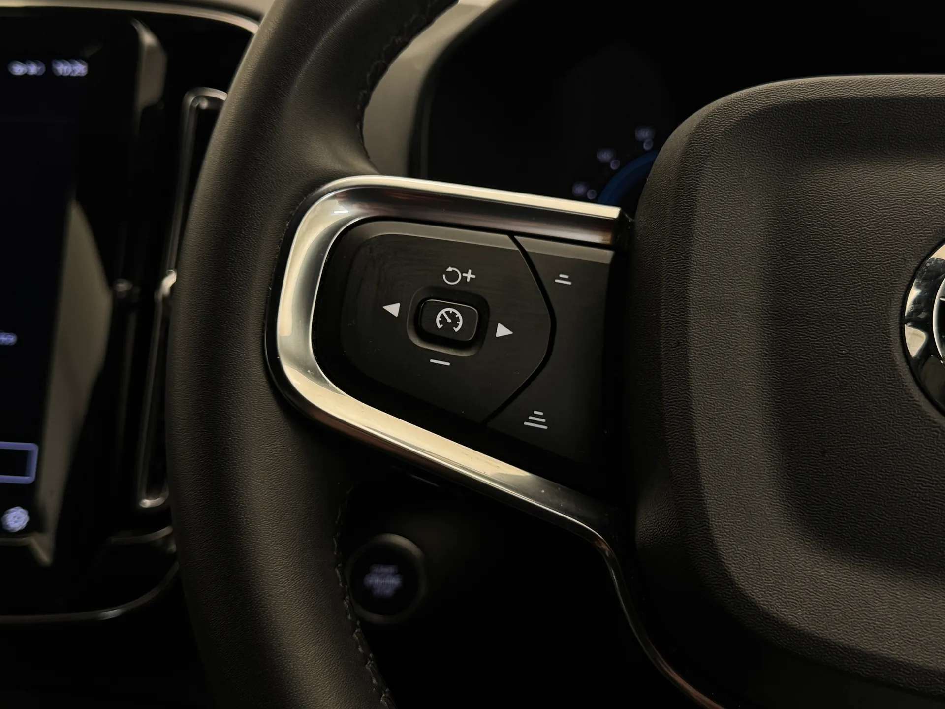 2023 VOLVO XC40 2023 VOLVO XC40