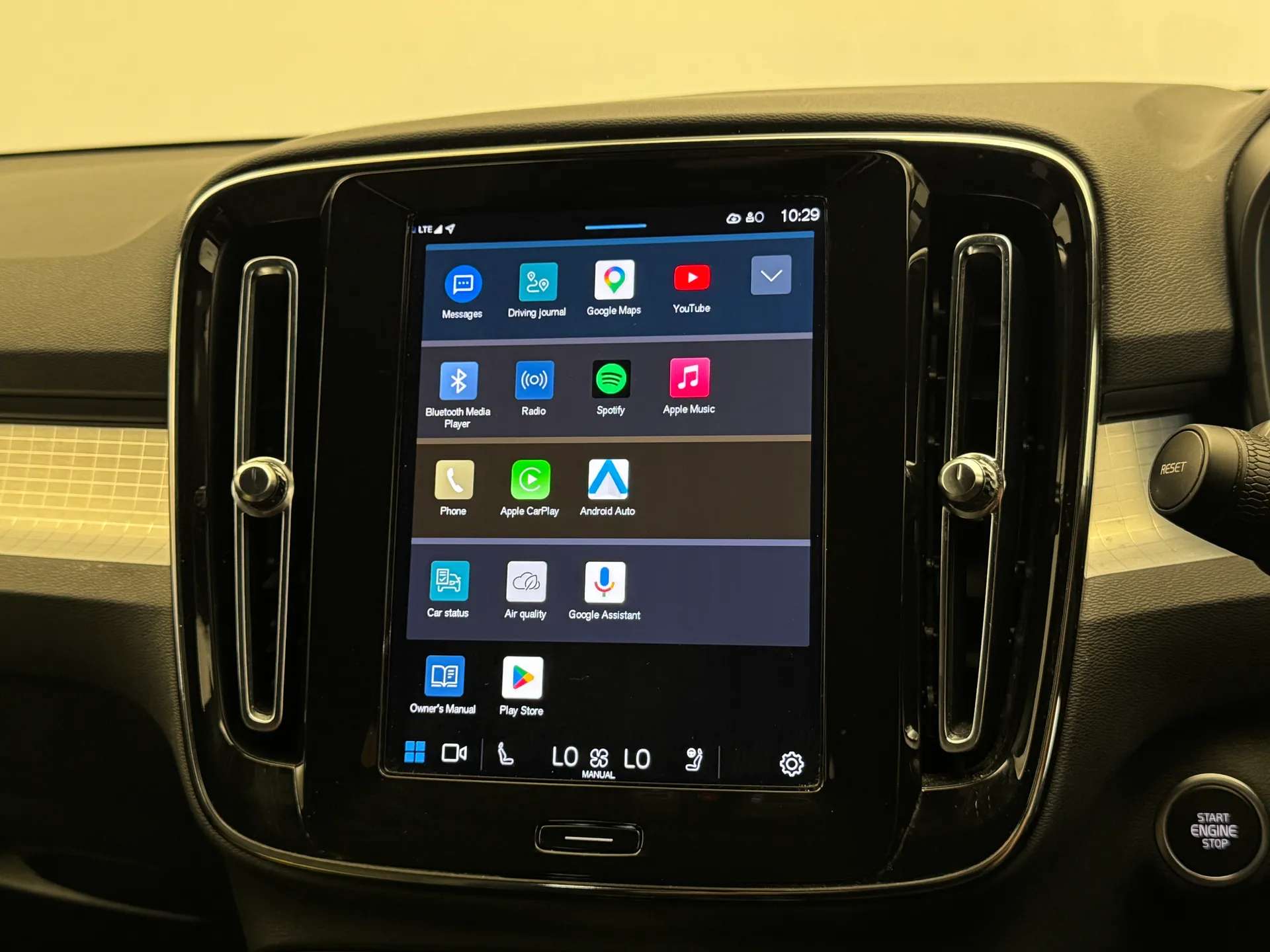 2023 VOLVO XC40 2023 VOLVO XC40