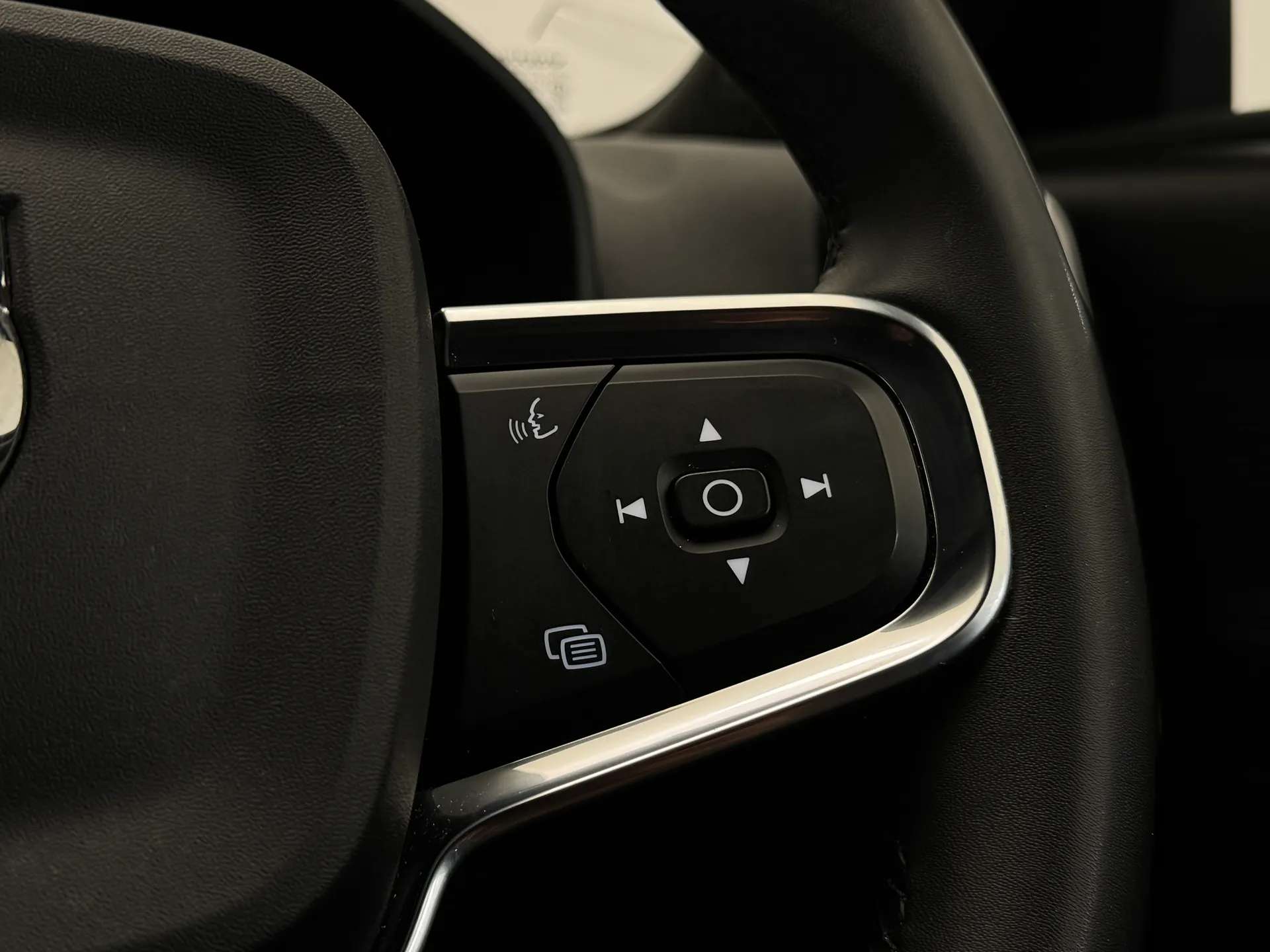 2023 VOLVO XC40 2023 VOLVO XC40