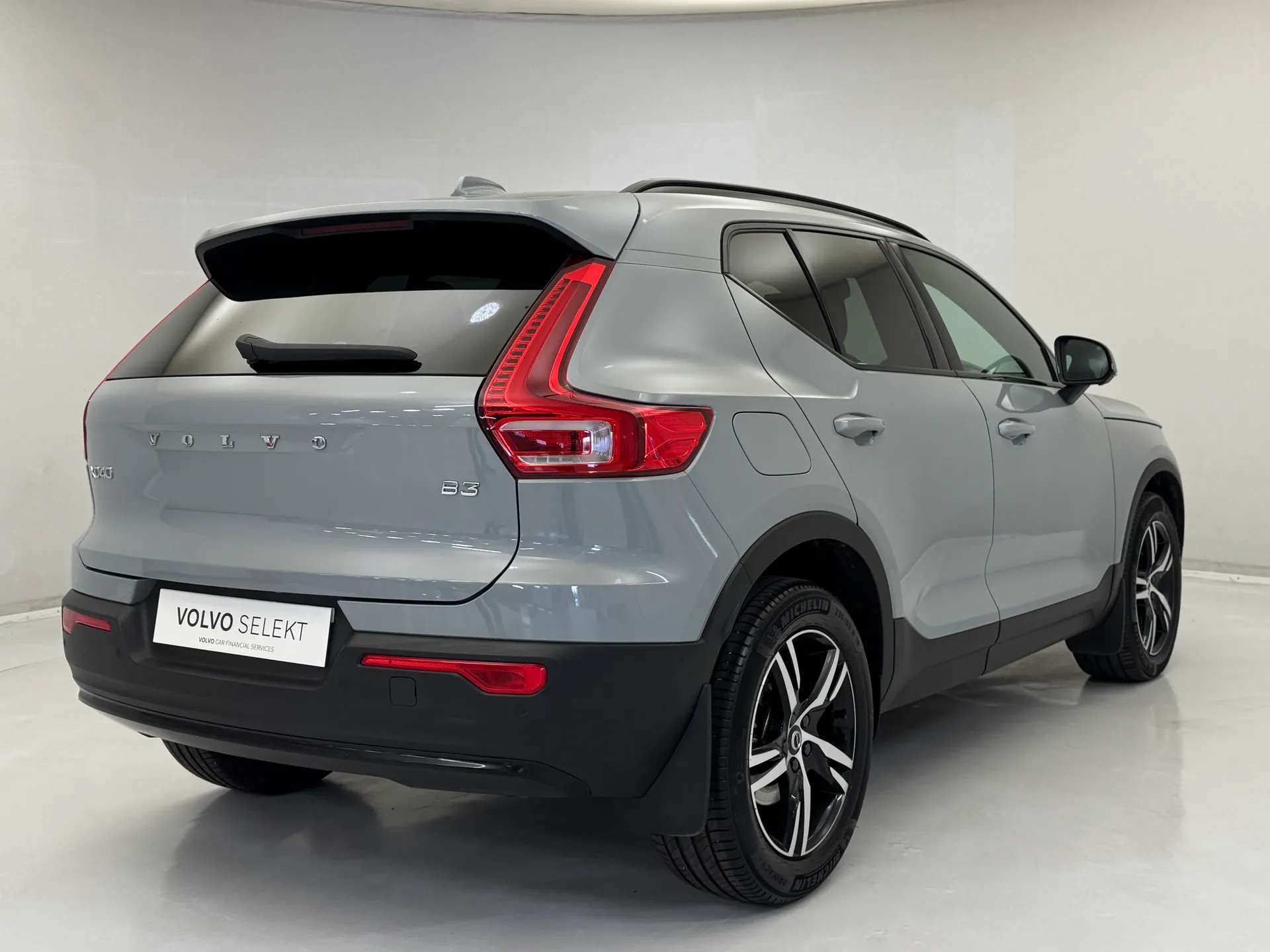 2023 VOLVO XC40 2023 VOLVO XC40