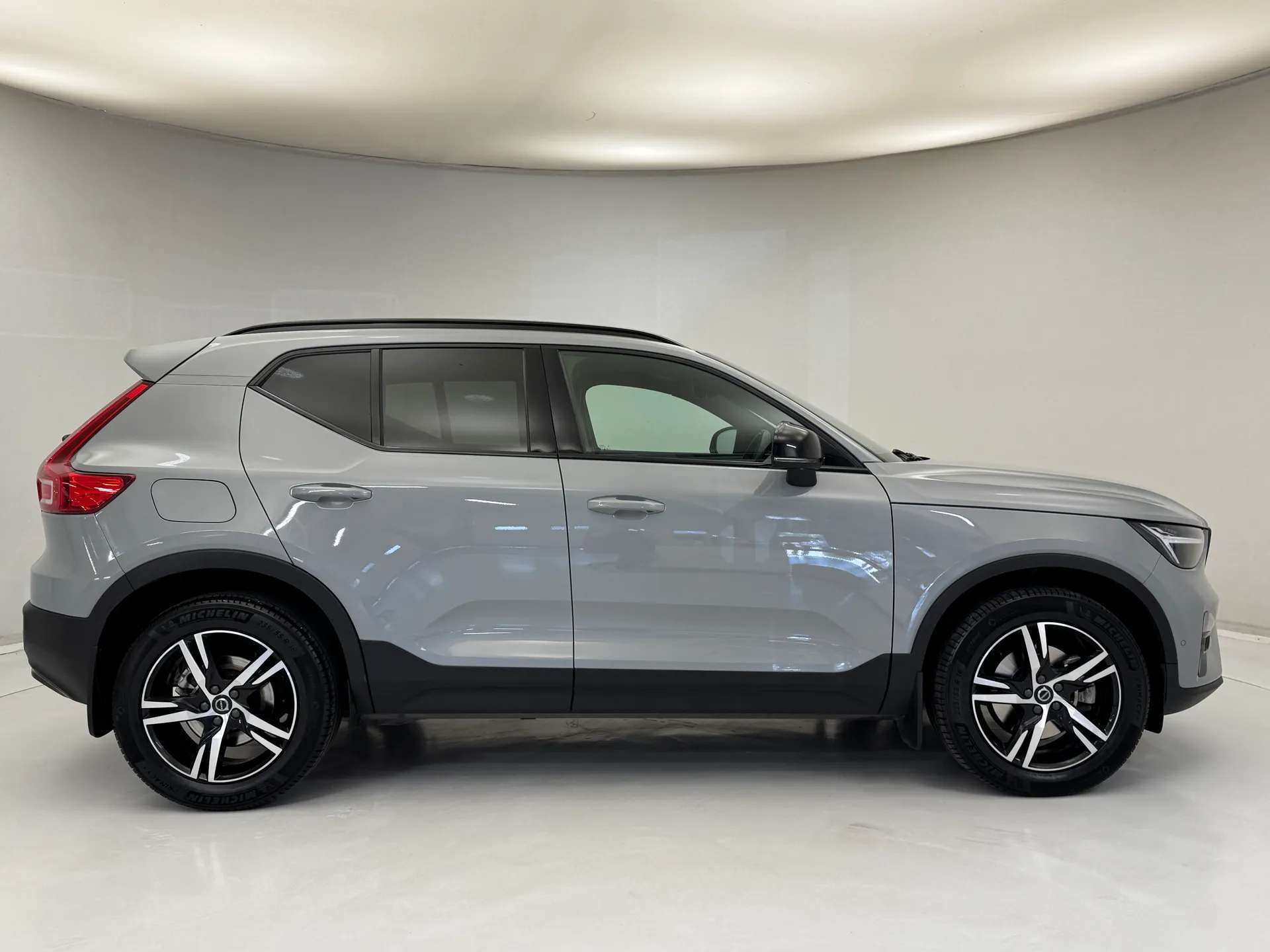 A 2023 VOLVO XC40 2.0 B3P Plus Dark 5dr Auto A 2023 VOLVO XC40 2.0 B3P Plus Dark 5dr Auto