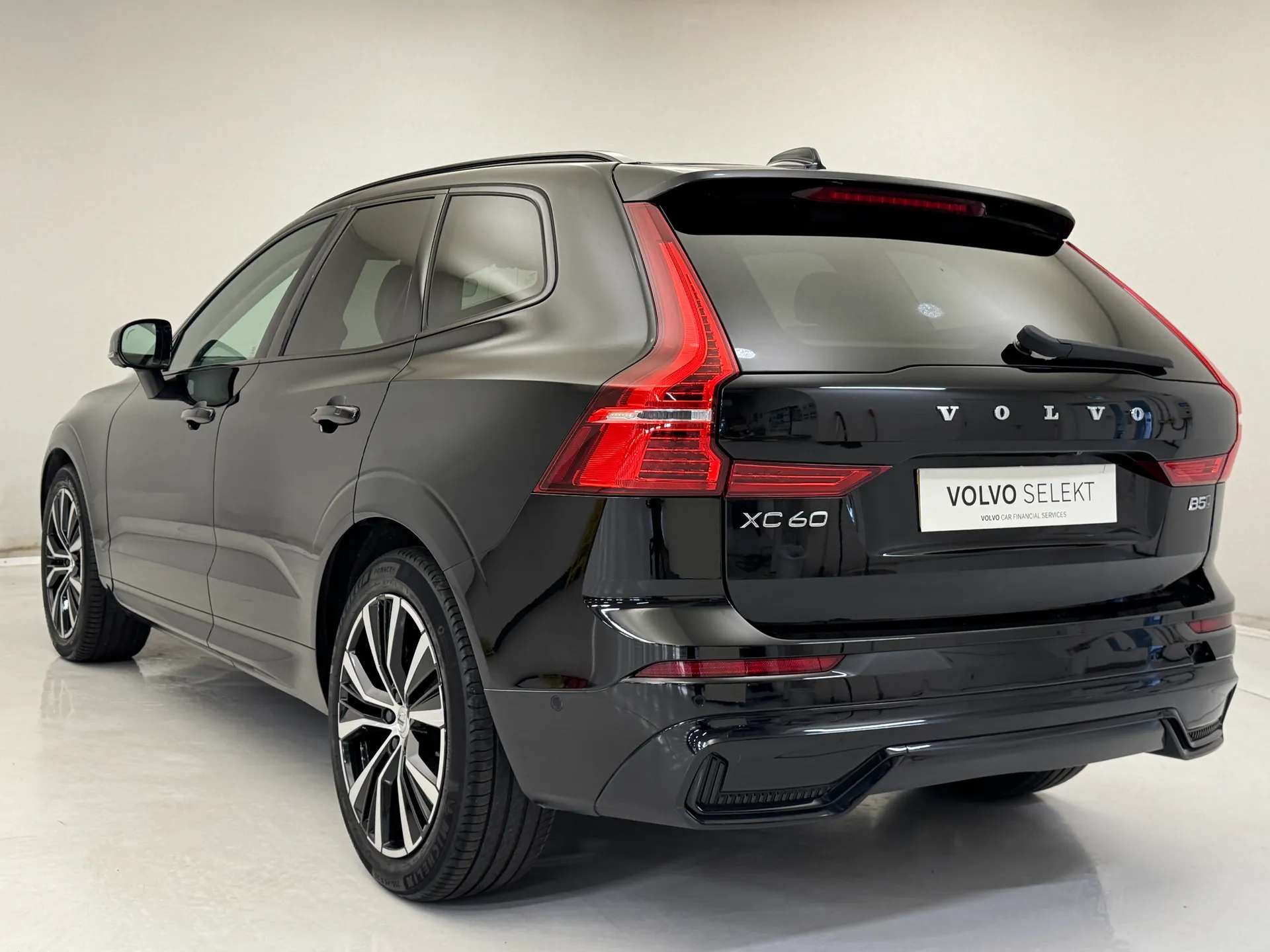 2023 VOLVO XC60 2023 VOLVO XC60