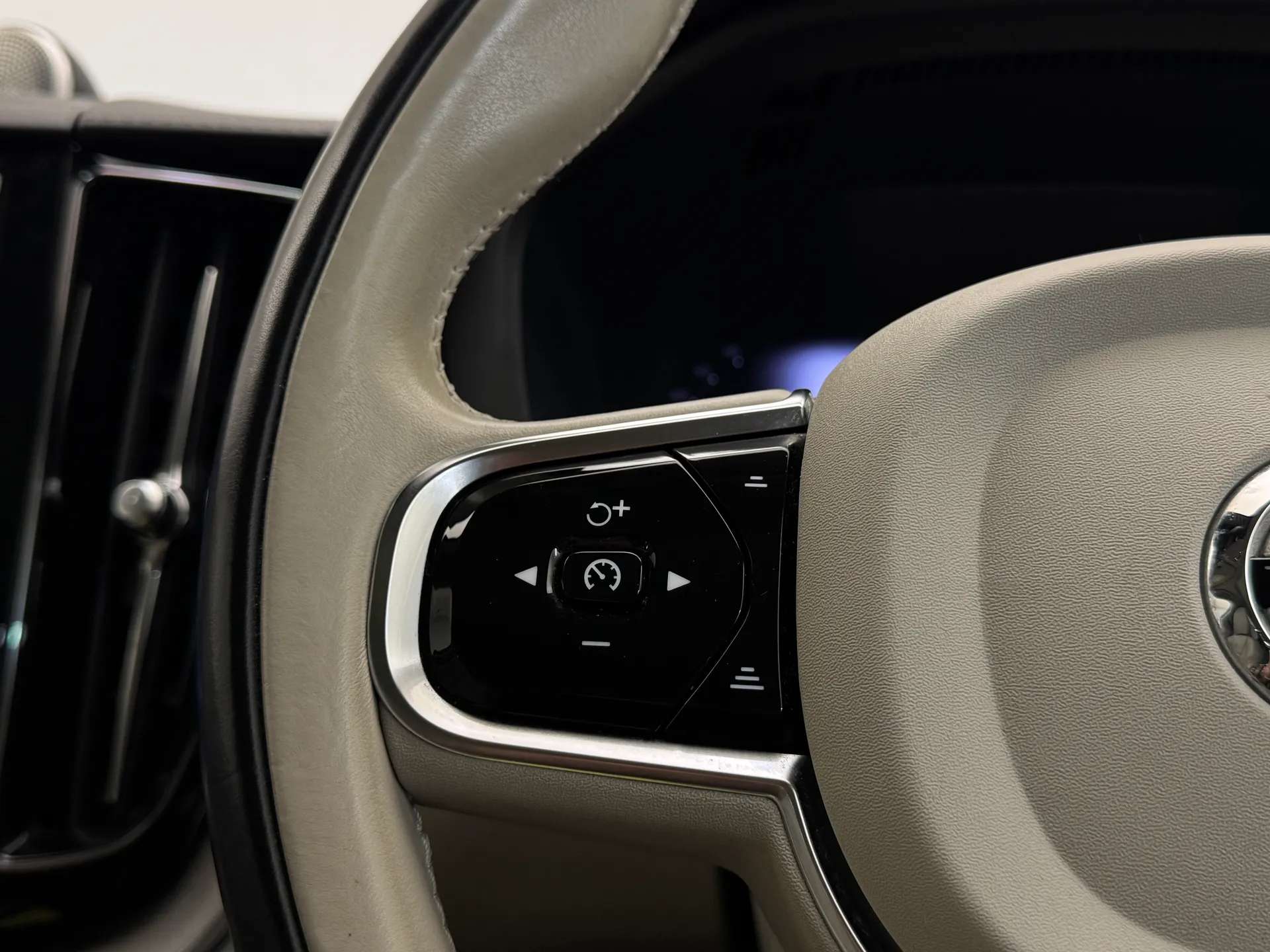 2023 VOLVO XC60 2023 VOLVO XC60