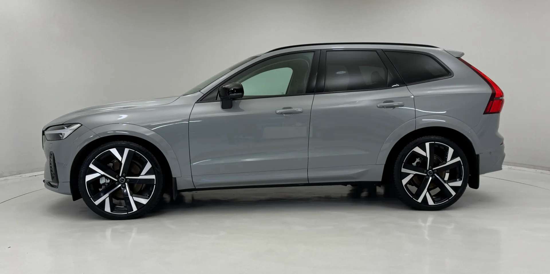 A 2025 VOLVO XC60 2.0 B5P Ultra Dark 5dr AWD Geartronic A 2025 VOLVO XC60 2.0 B5P Ultra Dark 5dr AWD Geartronic