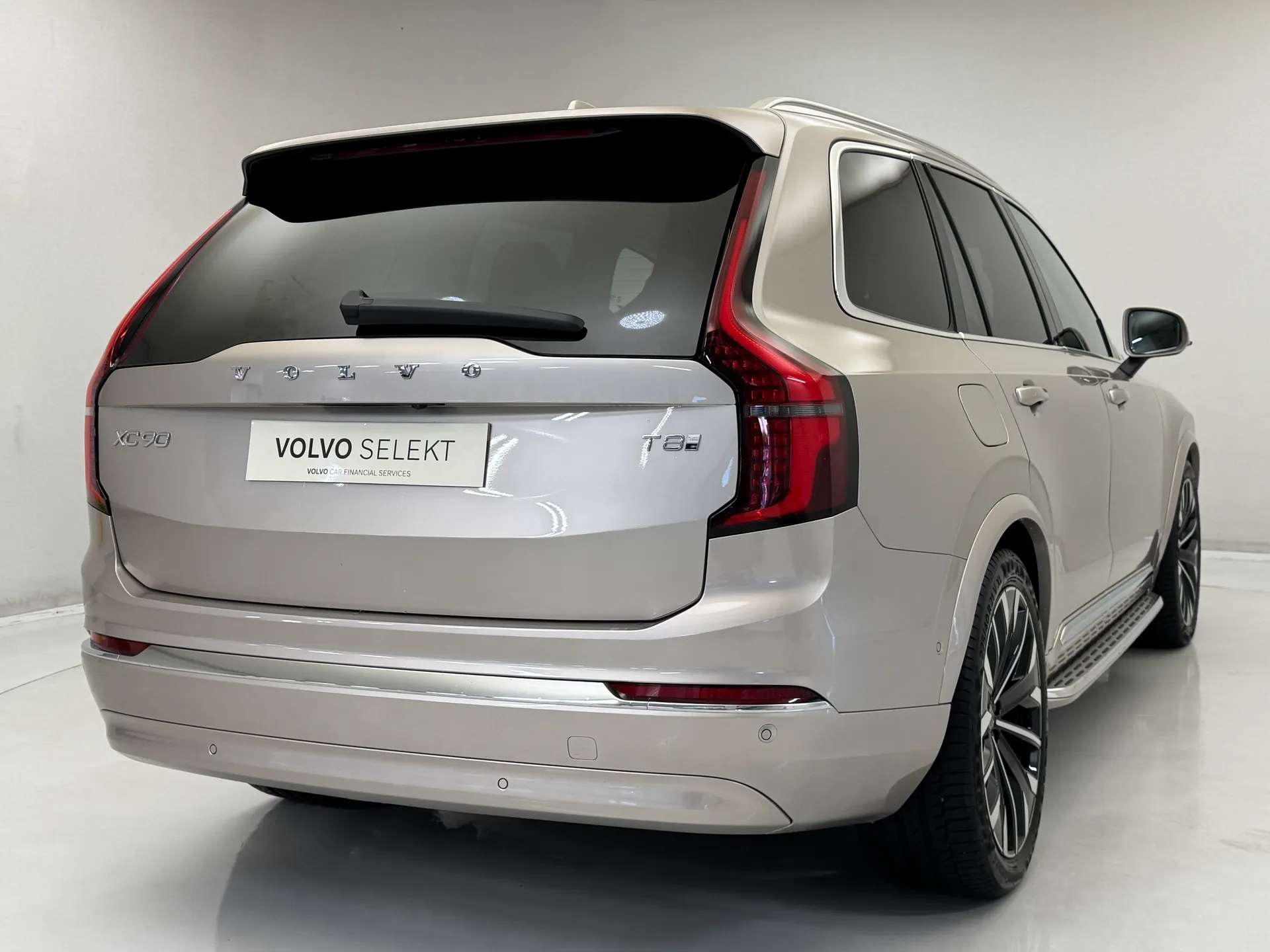 A 2026 VOLVO XC90 2.0 T8 PHEV Ultra Bright 5dr AWD Geartronic A 2026 VOLVO XC90 2.0 T8 PHEV Ultra Bright 5dr AWD Geartronic