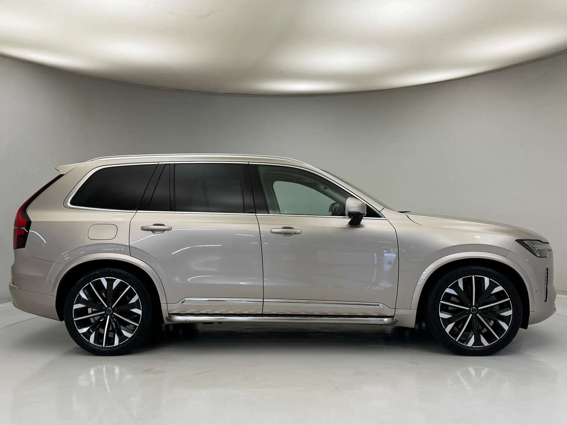 A 2026 VOLVO XC90 2.0 T8 PHEV Ultra Bright 5dr AWD Geartronic A 2026 VOLVO XC90 2.0 T8 PHEV Ultra Bright 5dr AWD Geartronic