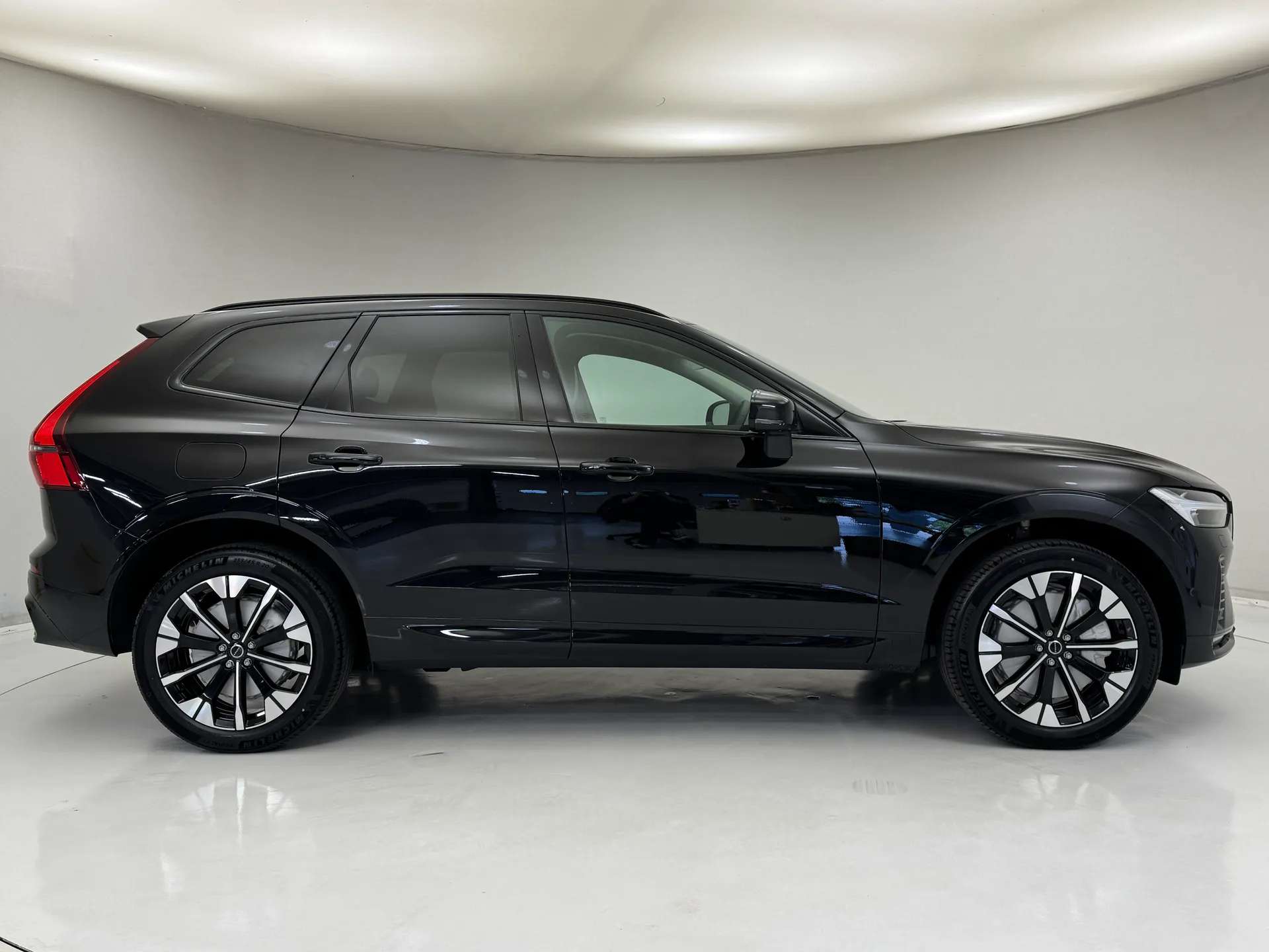 A 2026 VOLVO XC60 2.0 B5P Plus Dark 5dr AWD Geartronic A 2026 VOLVO XC60 2.0 B5P Plus Dark 5dr AWD Geartronic