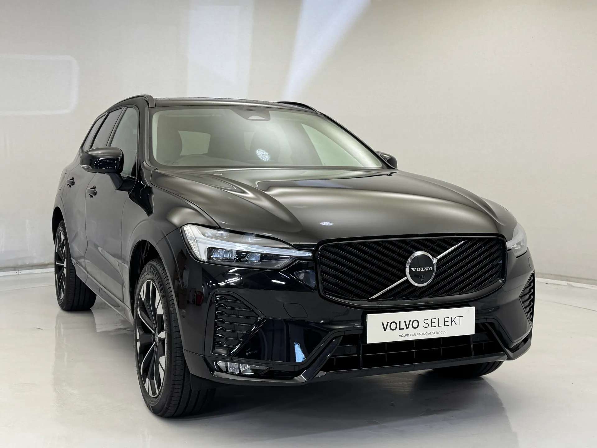A 2026 VOLVO XC60 2.0 B5P Plus Pro Dark 5dr AWD Geartronic A 2026 VOLVO XC60 2.0 B5P Plus Pro Dark 5dr AWD Geartronic