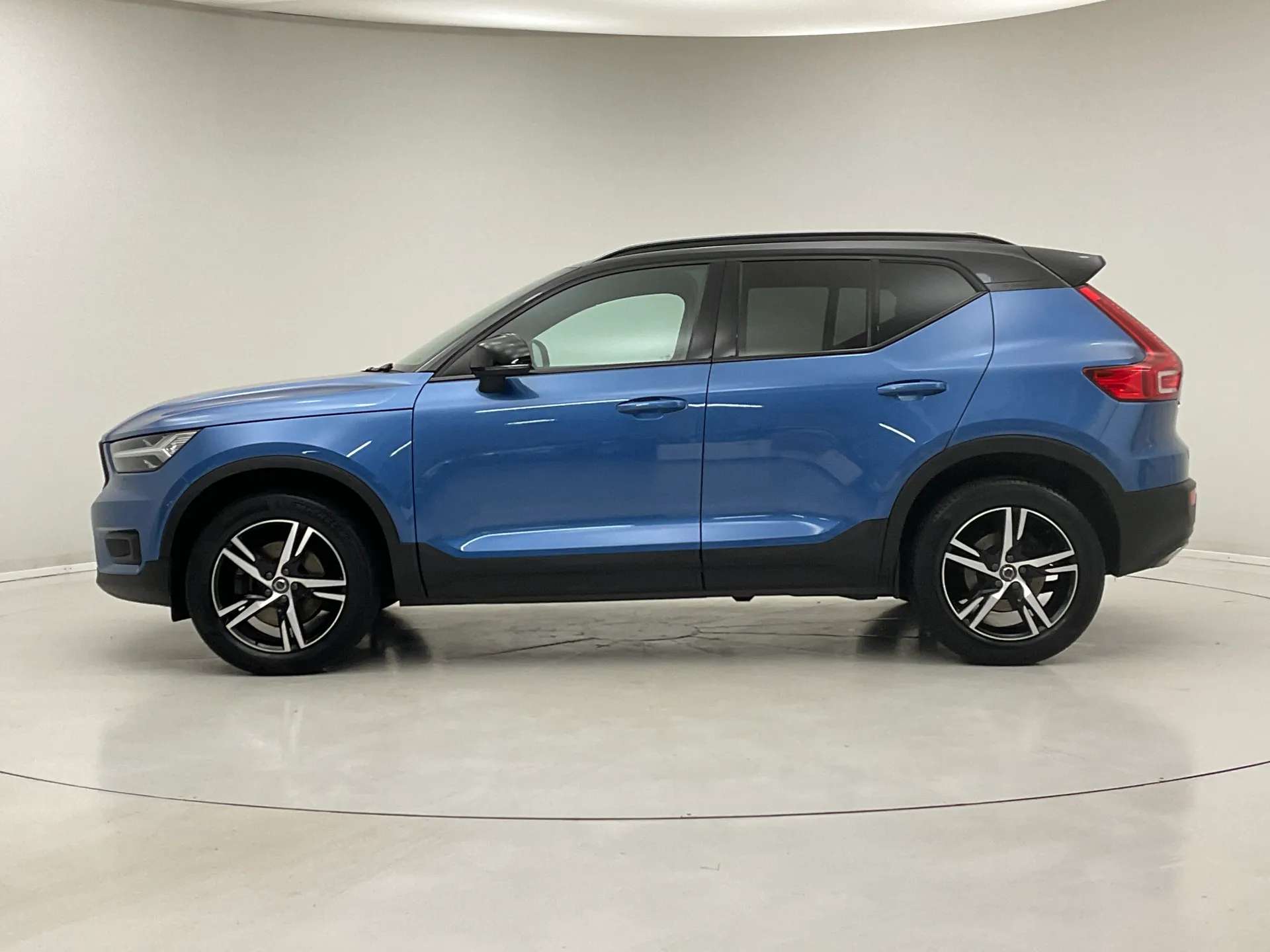 A 0 VOLVO XC40 2.0 T4 R DESIGN 5dr AWD Geartronic A 0 VOLVO XC40 2.0 T4 R DESIGN 5dr AWD Geartronic
