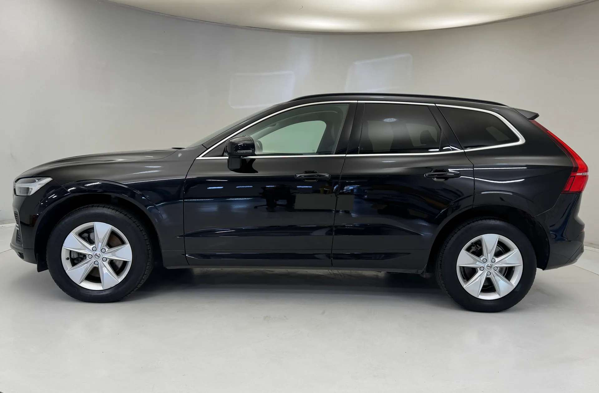 A 2021 VOLVO XC60 2.0 B4D Momentum 5dr AWD Geartronic A 2021 VOLVO XC60 2.0 B4D Momentum 5dr AWD Geartronic