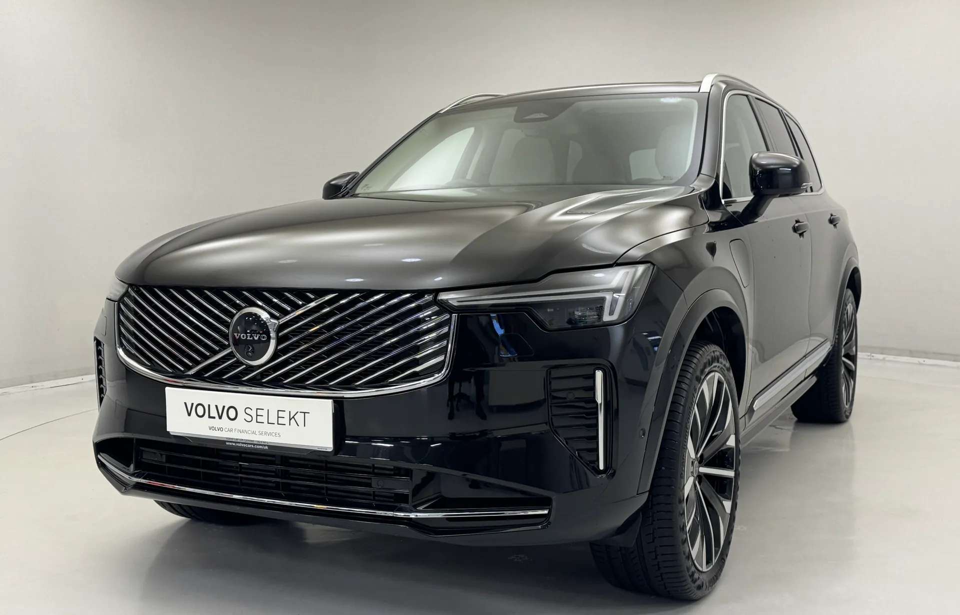 A 2025 VOLVO XC90 2.0 T8 PHEV Ultra Dark 5dr AWD Geartronic A 2025 VOLVO XC90 2.0 T8 PHEV Ultra Dark 5dr AWD Geartronic
