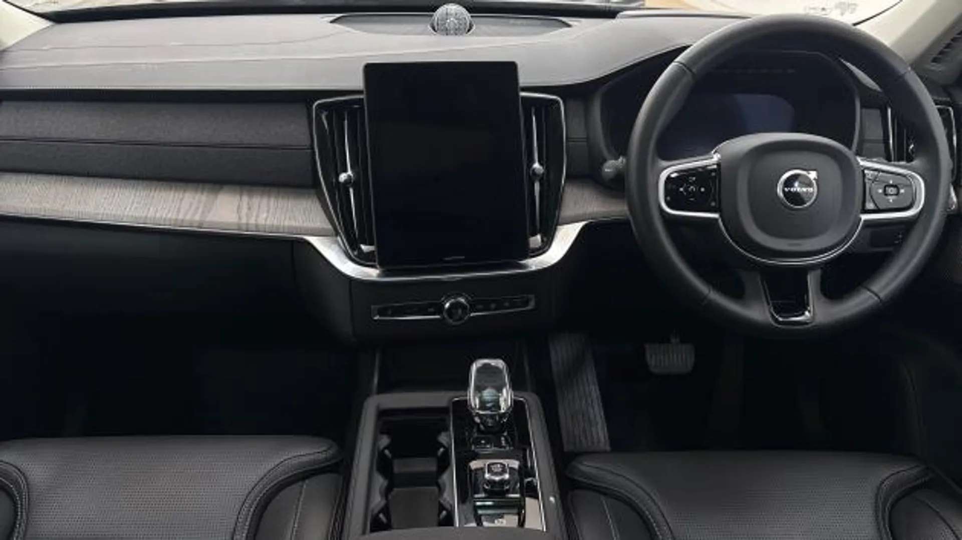 A 2025 VOLVO XC90 2.0 B5P Ultra Dark 5dr AWD Geartronic A 2025 VOLVO XC90 2.0 B5P Ultra Dark 5dr AWD Geartronic