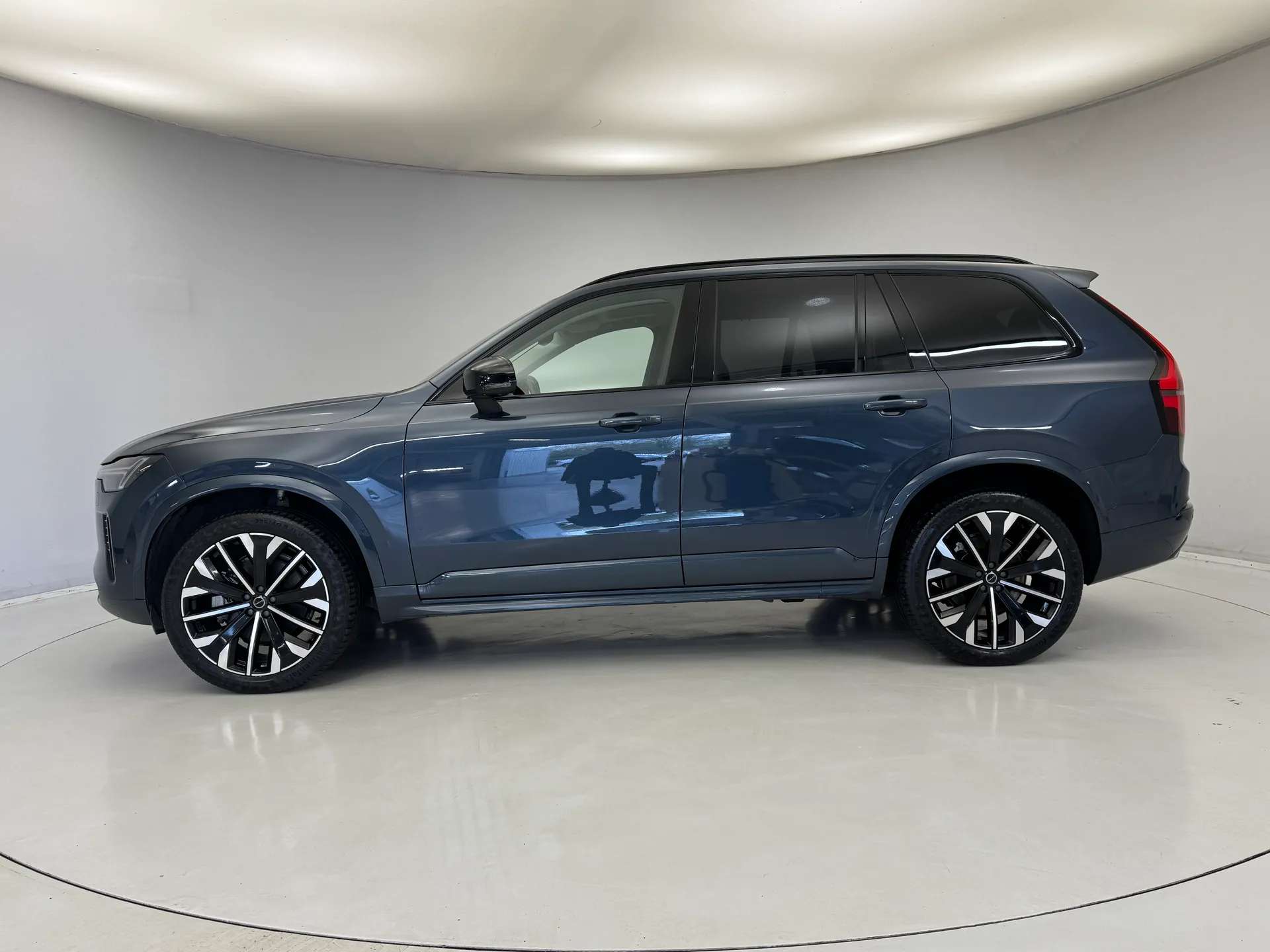 A 2025 VOLVO XC90 2.0 B5P Ultra Dark 5dr AWD Geartronic A 2025 VOLVO XC90 2.0 B5P Ultra Dark 5dr AWD Geartronic