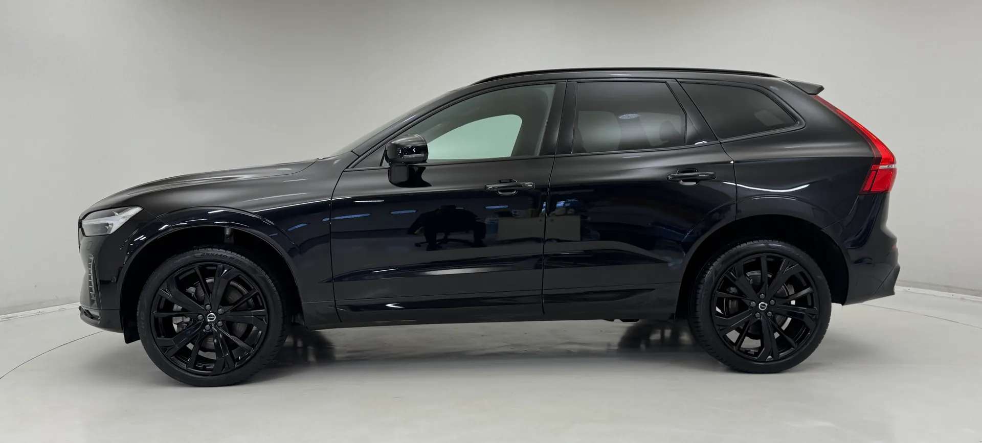 A 2025 VOLVO XC60 2.0 B5P Ultra Black Edition 5dr AWD Geartronic A 2025 VOLVO XC60 2.0 B5P Ultra Black Edition 5dr AWD Geartronic