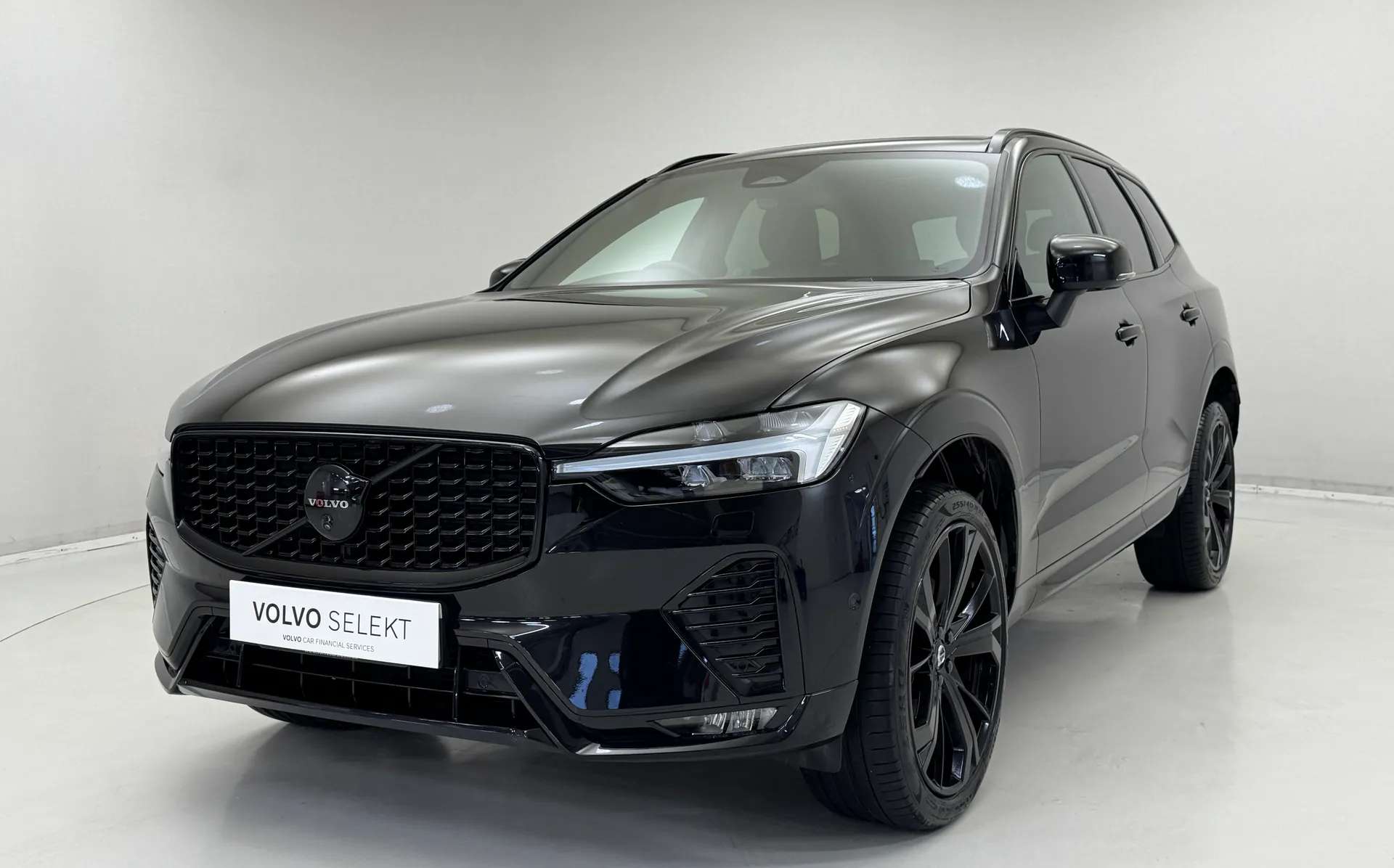 A 2025 VOLVO XC60 2.0 B5P Ultra Black Edition 5dr AWD Geartronic A 2025 VOLVO XC60 2.0 B5P Ultra Black Edition 5dr AWD Geartronic