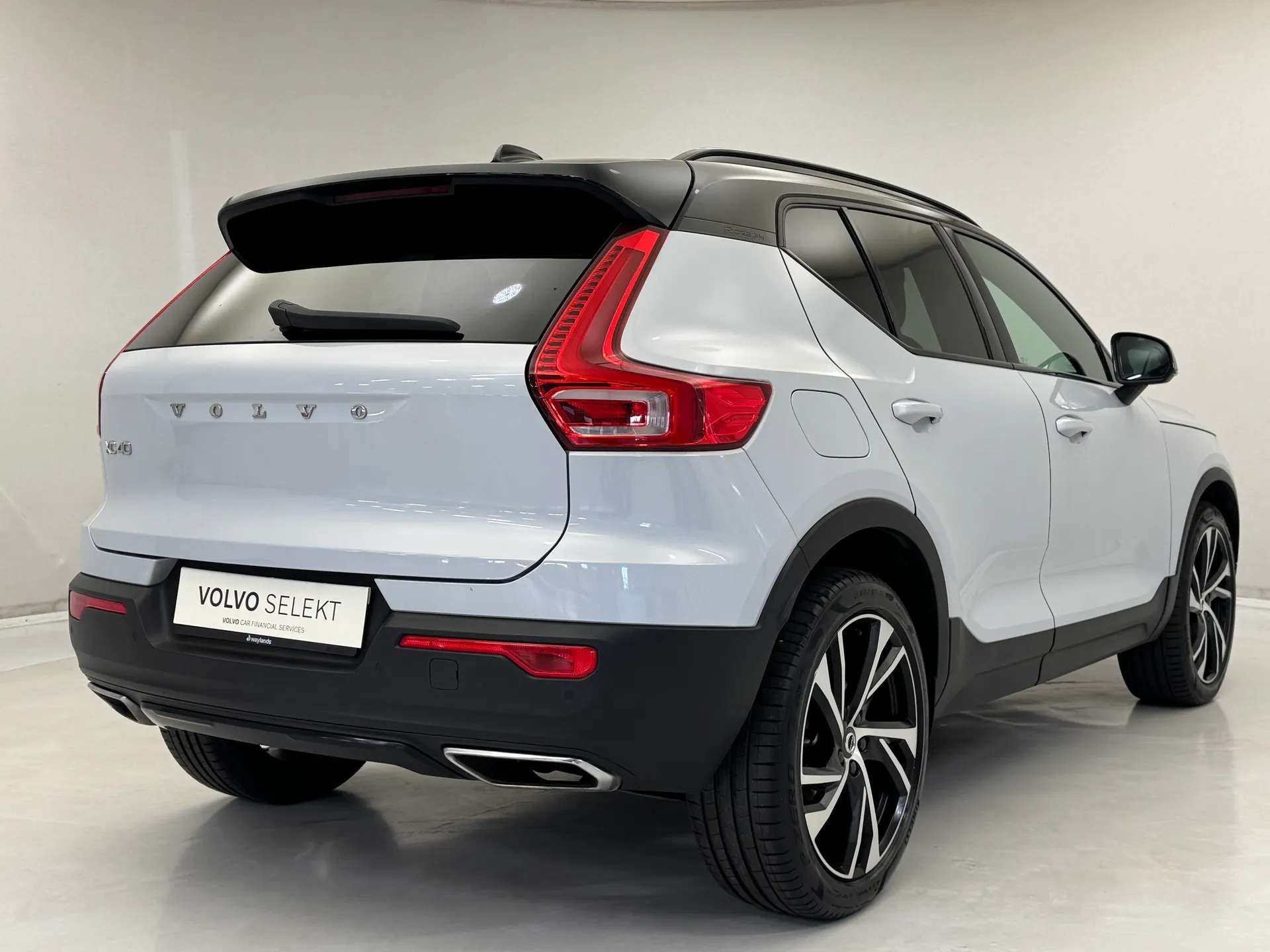 A 2019 VOLVO XC40 2.0 T5 R DESIGN Pro 5dr AWD Geartronic A 2019 VOLVO XC40 2.0 T5 R DESIGN Pro 5dr AWD Geartronic