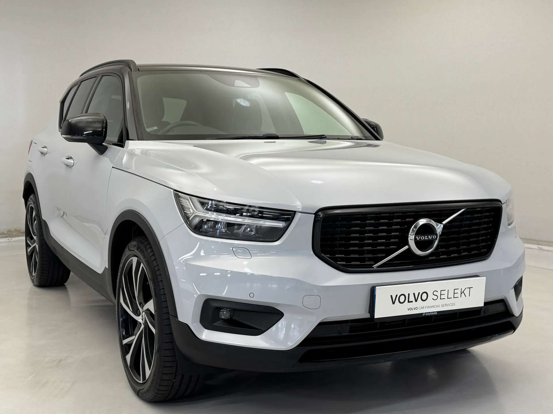 A 2019 VOLVO XC40 2.0 T5 R DESIGN Pro 5dr AWD Geartronic A 2019 VOLVO XC40 2.0 T5 R DESIGN Pro 5dr AWD Geartronic