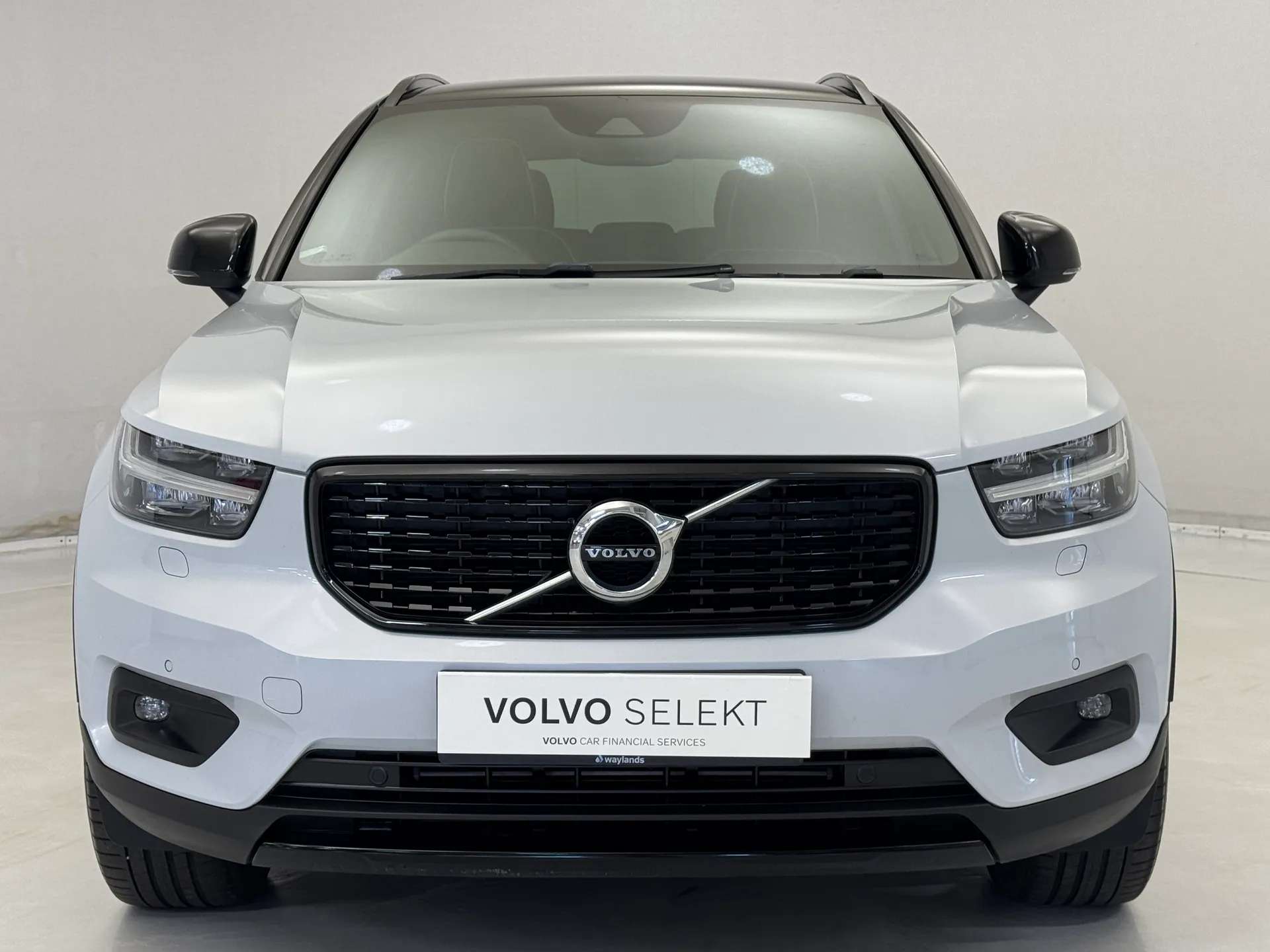 A 2019 VOLVO XC40 2.0 T5 R DESIGN Pro 5dr AWD Geartronic A 2019 VOLVO XC40 2.0 T5 R DESIGN Pro 5dr AWD Geartronic