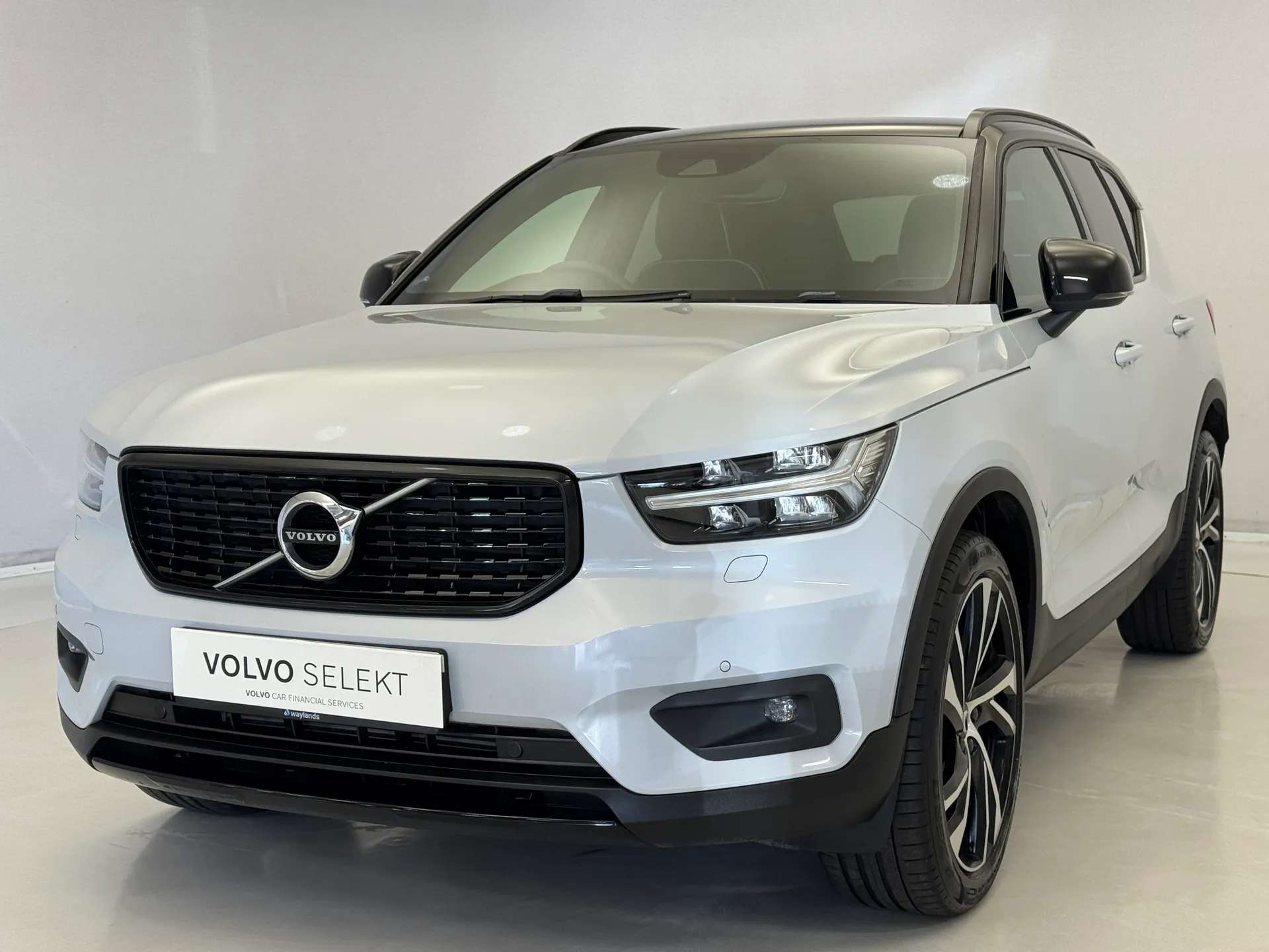 A 2019 VOLVO XC40 2.0 T5 R DESIGN Pro 5dr AWD Geartronic A 2019 VOLVO XC40 2.0 T5 R DESIGN Pro 5dr AWD Geartronic