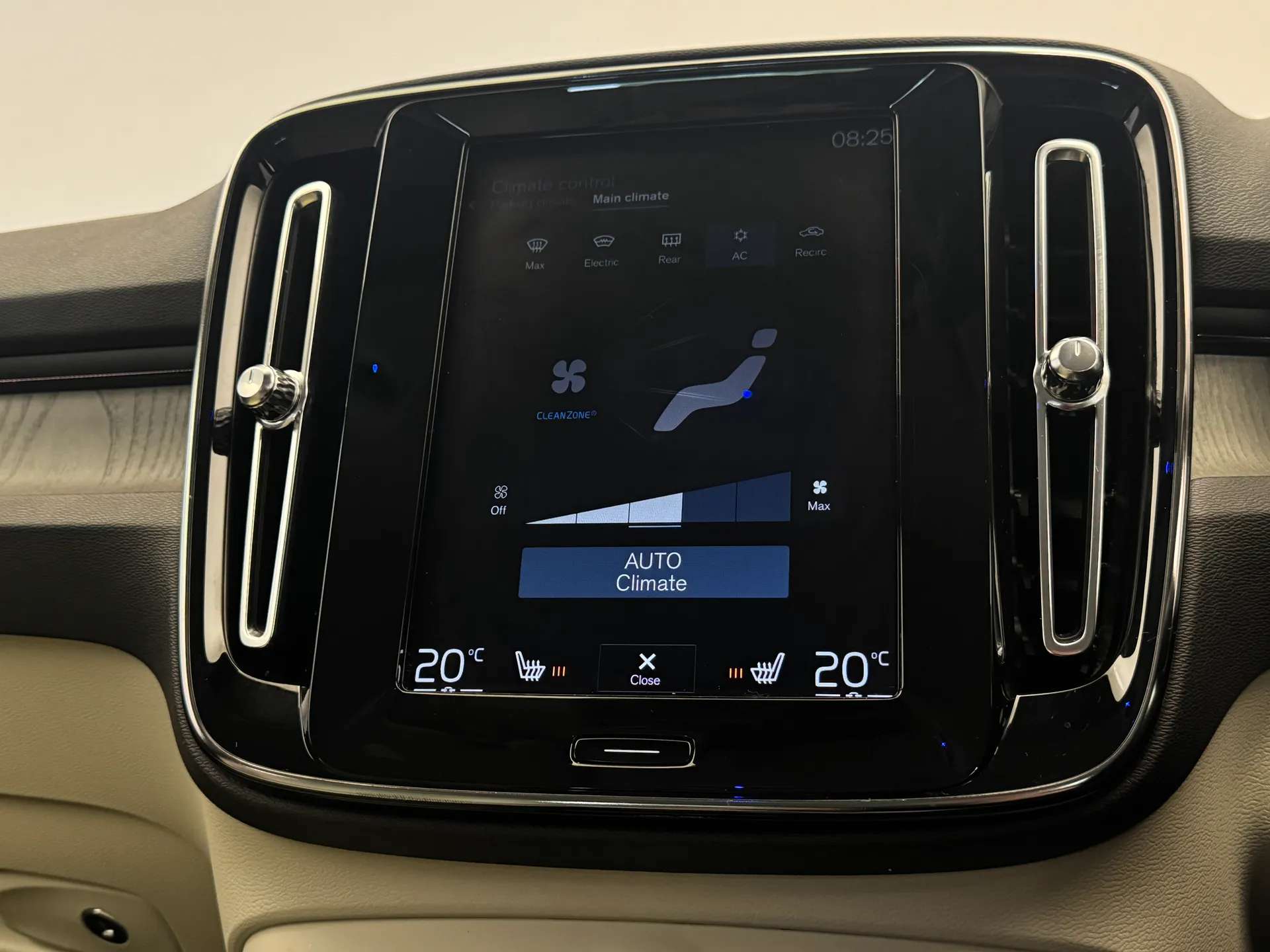 2019 VOLVO XC40 2019 VOLVO XC40