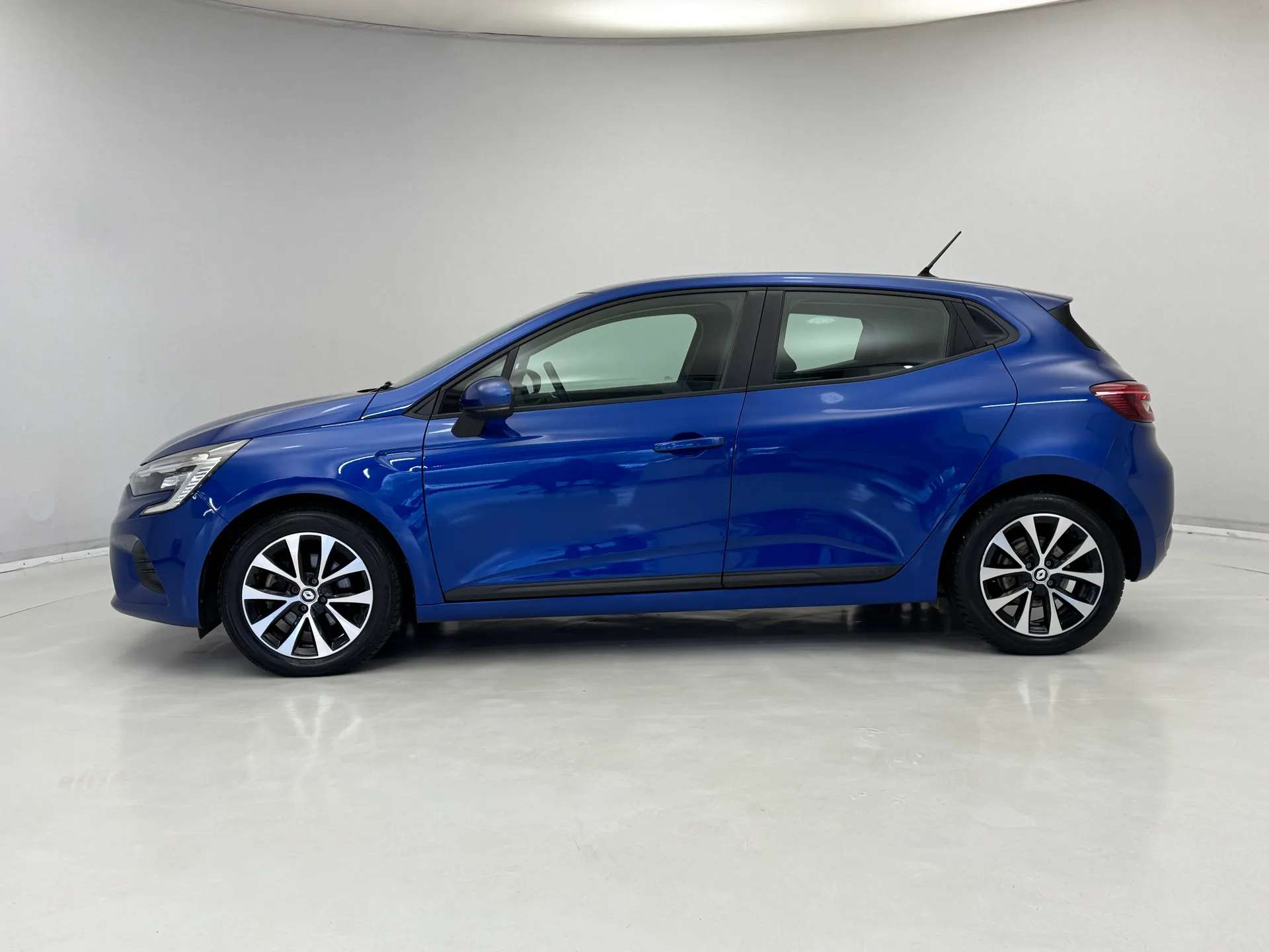 A 2022 RENAULT CLIO 1.6 E-TECH Hybrid 140 Iconic 5dr Auto A 2022 RENAULT CLIO 1.6 E-TECH Hybrid 140 Iconic 5dr Auto