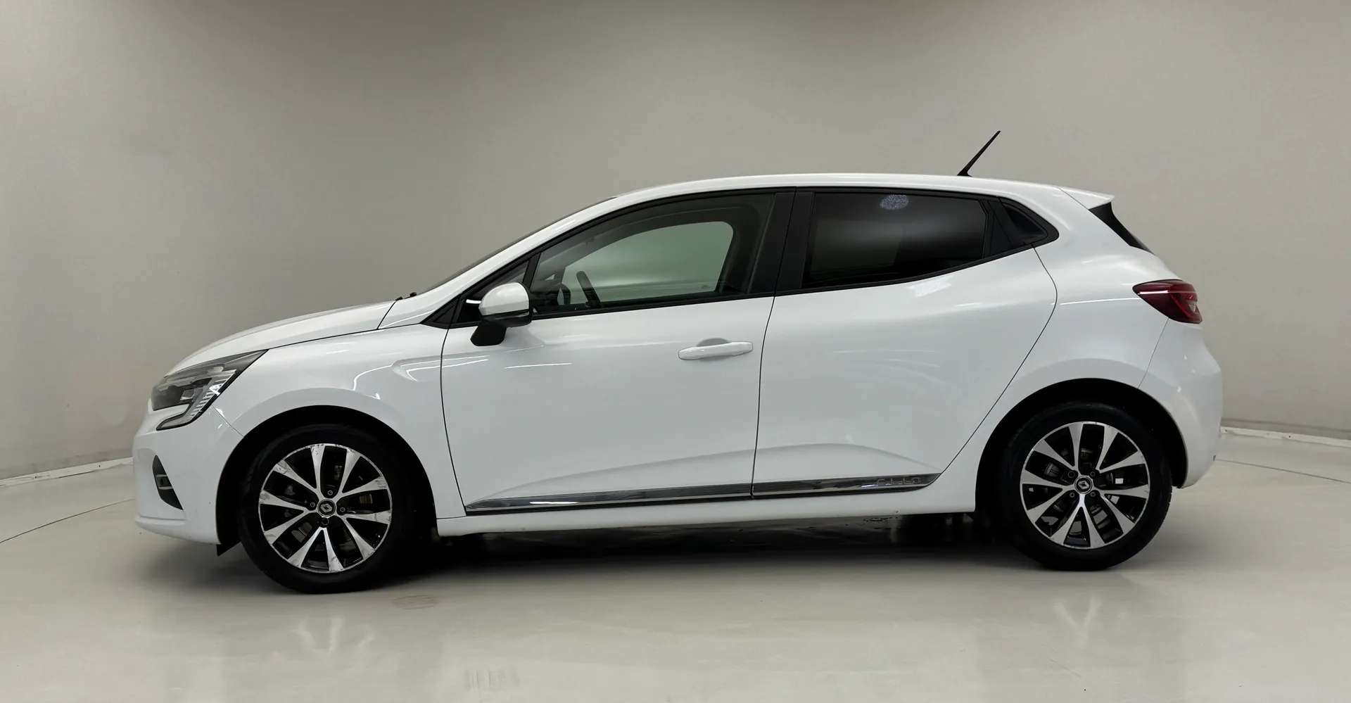 A 2020 RENAULT CLIO 1.0 TCe 100 Iconic 5dr Auto A 2020 RENAULT CLIO 1.0 TCe 100 Iconic 5dr Auto