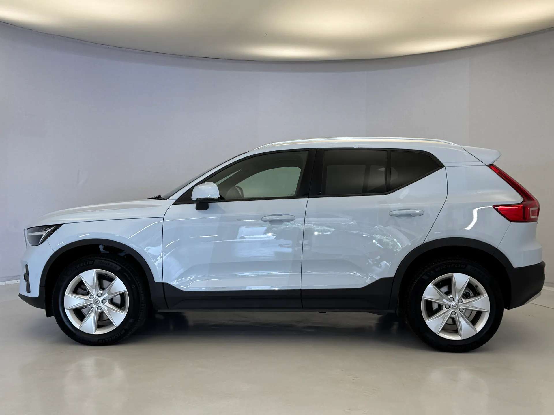 2024 VOLVO XC40 2024 VOLVO XC40