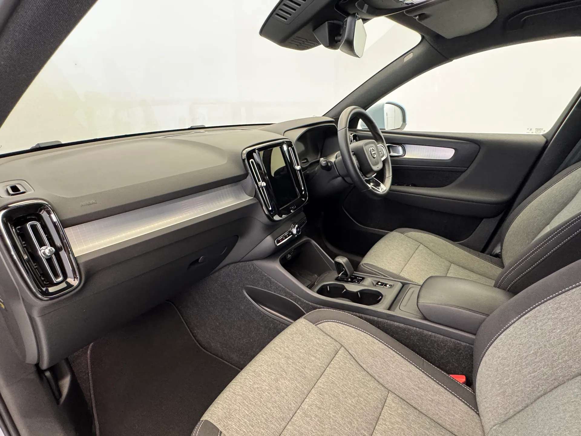 2024 VOLVO XC40 2024 VOLVO XC40