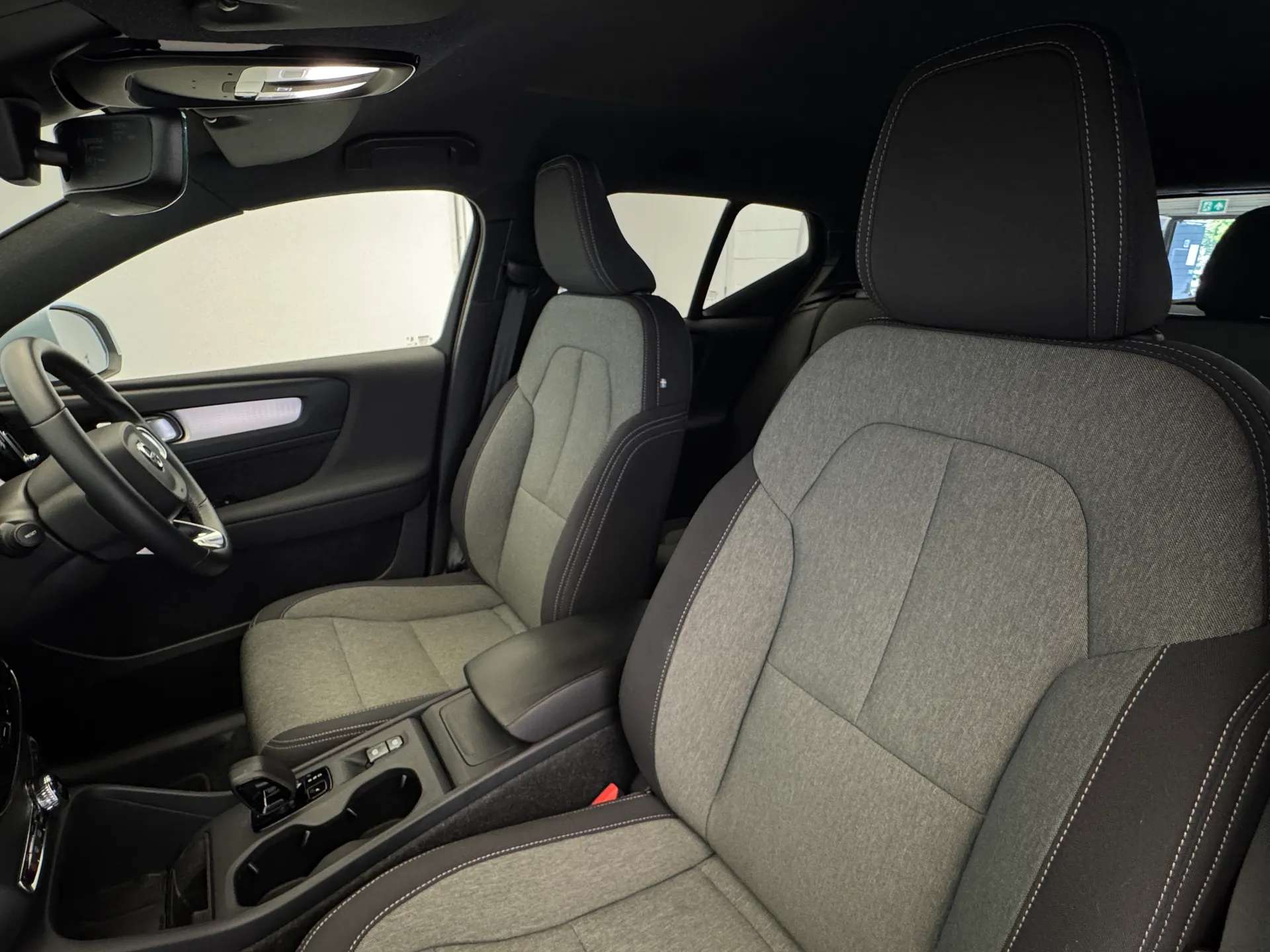 2024 VOLVO XC40 2024 VOLVO XC40