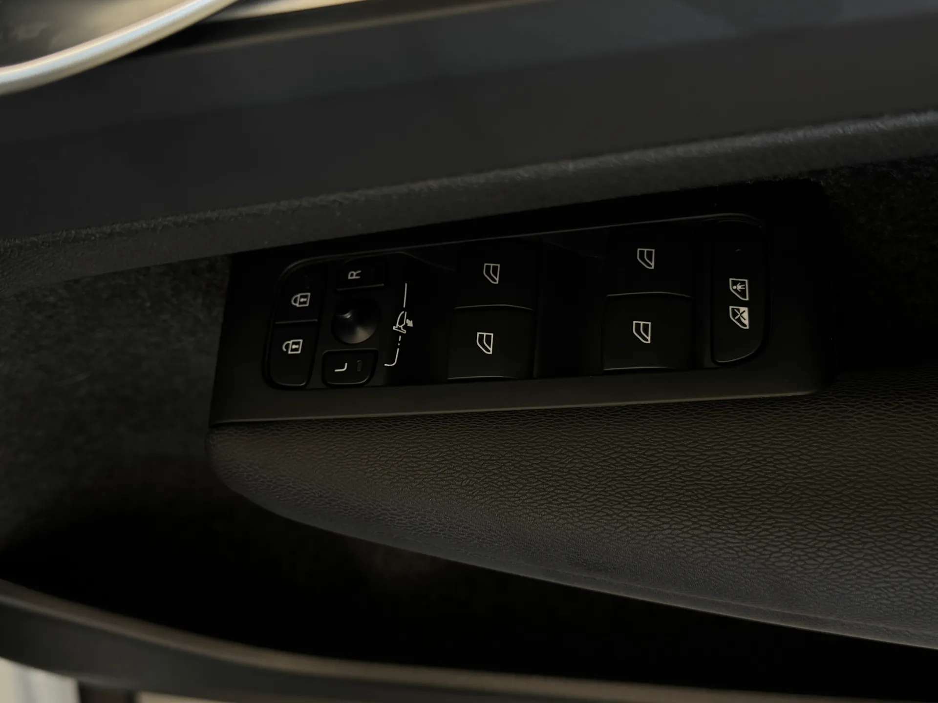 2024 VOLVO XC40 2024 VOLVO XC40