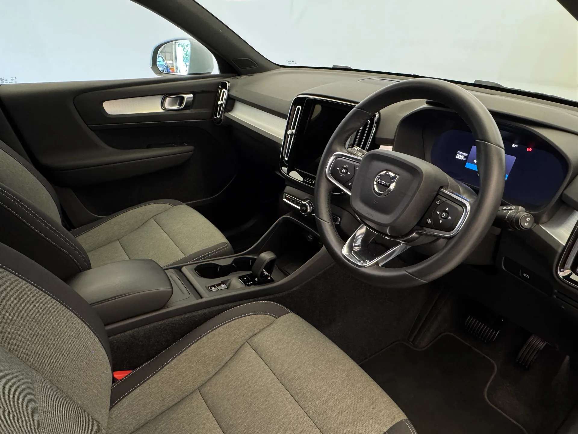 2024 VOLVO XC40 2024 VOLVO XC40