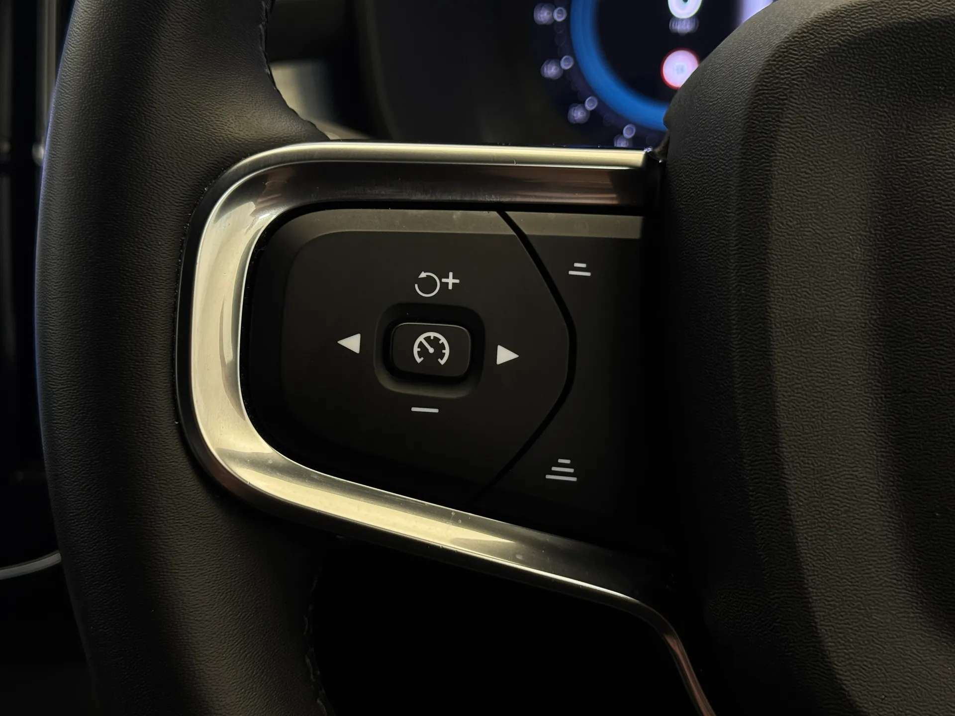 2024 VOLVO XC40 2024 VOLVO XC40