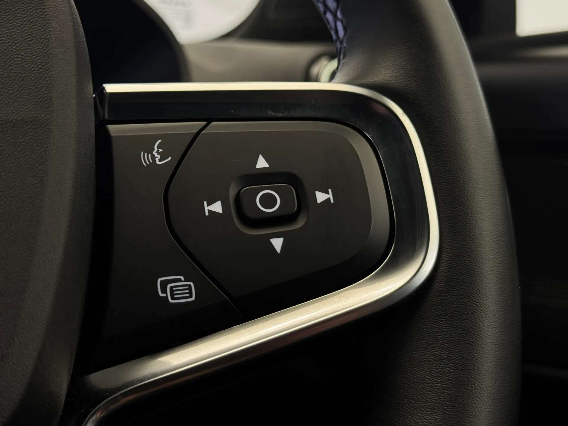 2024 VOLVO XC40 2024 VOLVO XC40
