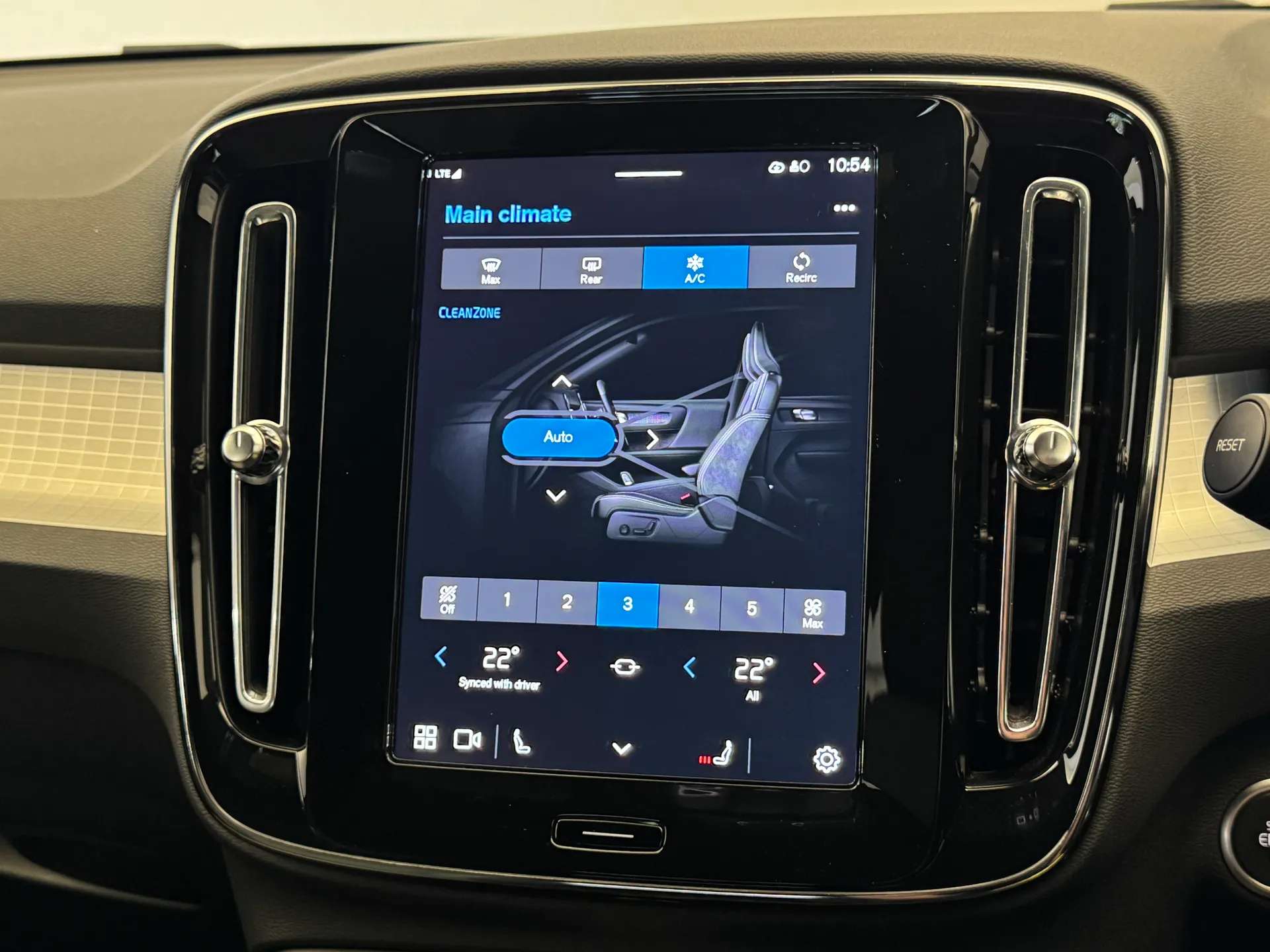 2024 VOLVO XC40 2024 VOLVO XC40