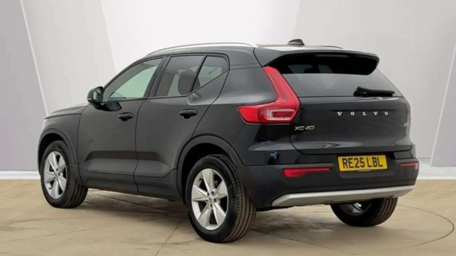 2025 VOLVO XC40 2025 VOLVO XC40
