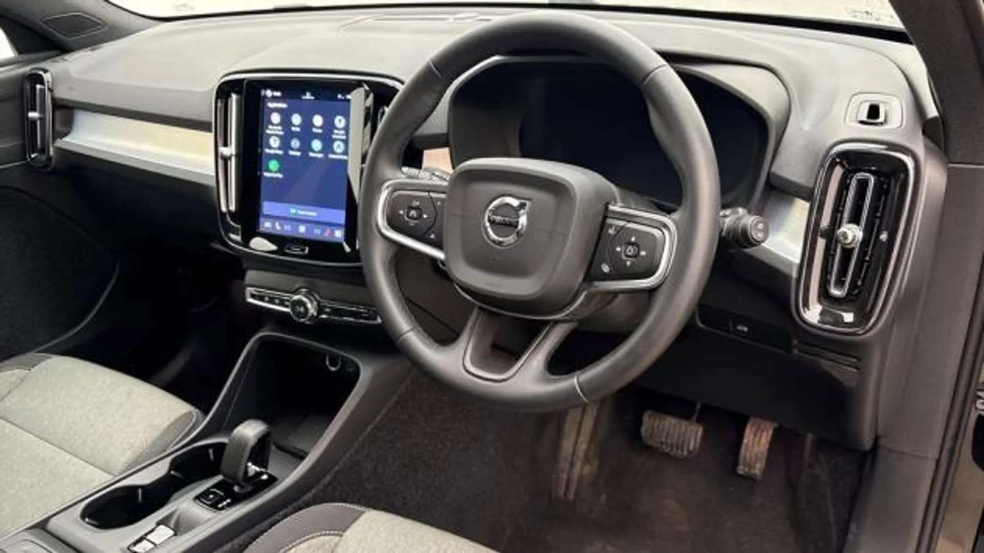 2025 VOLVO XC40 2025 VOLVO XC40