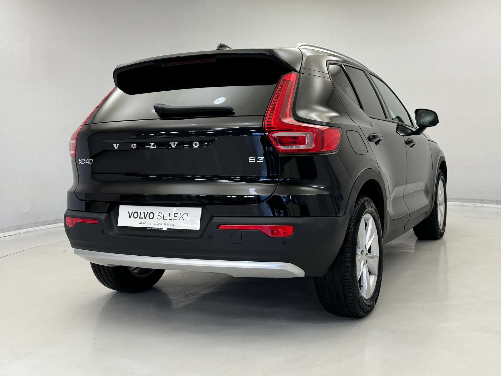 2025 VOLVO XC40 2025 VOLVO XC40