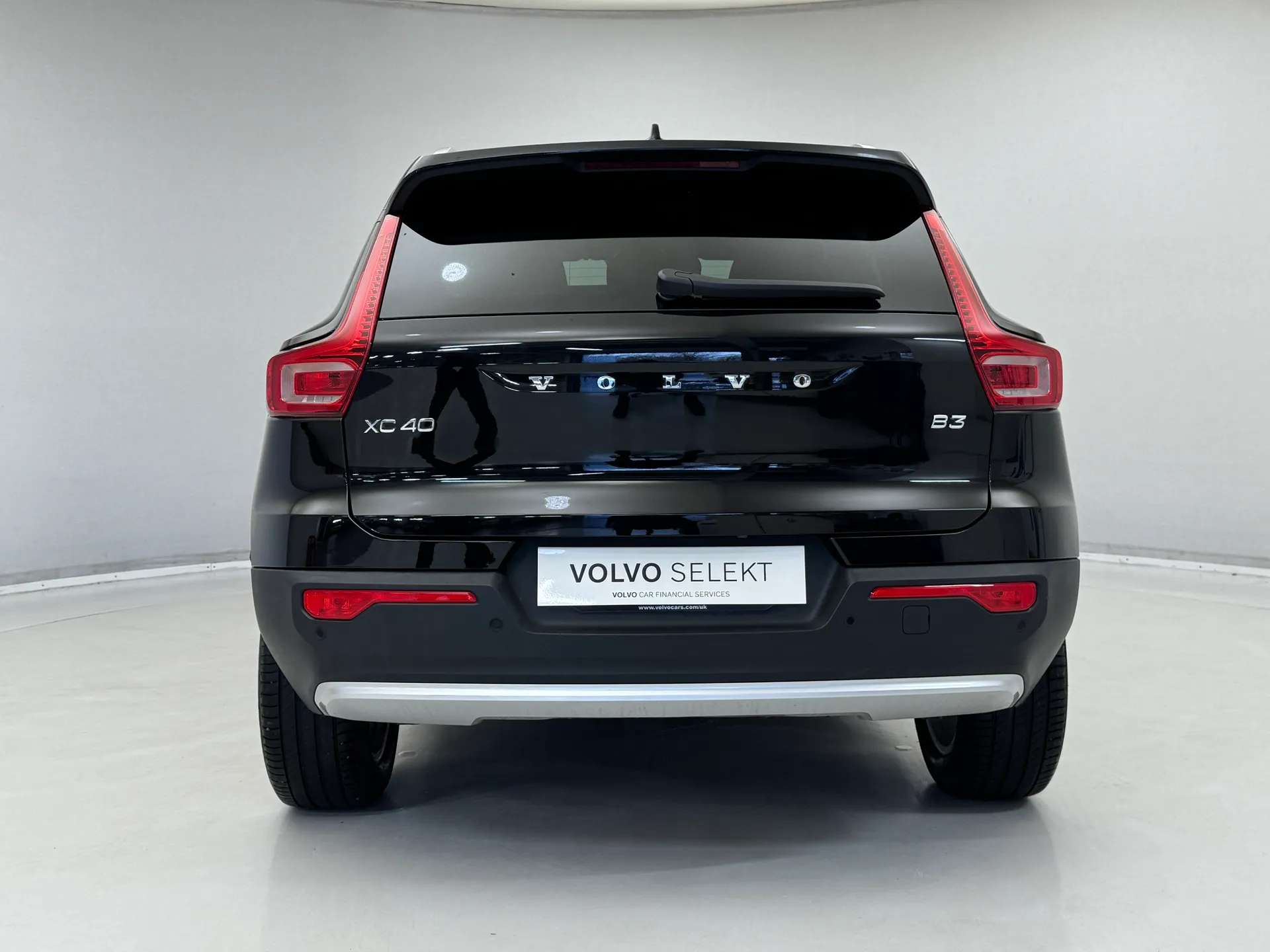 2025 VOLVO XC40 2025 VOLVO XC40
