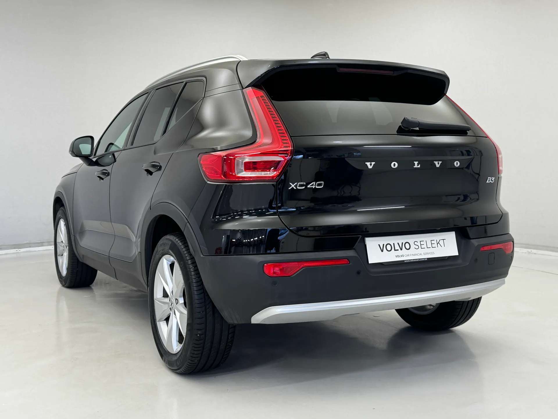 2025 VOLVO XC40 2025 VOLVO XC40