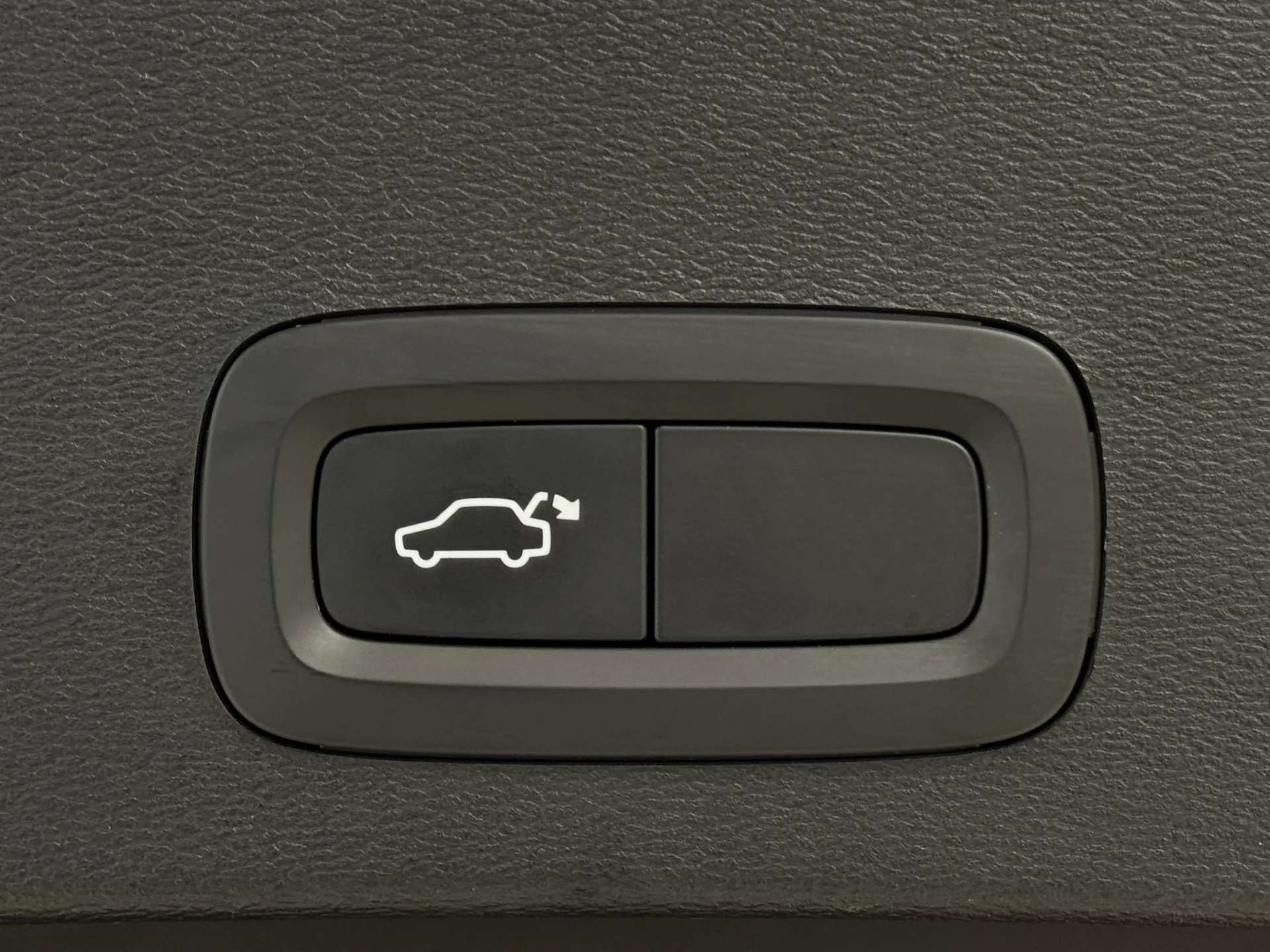 2025 VOLVO XC40 2025 VOLVO XC40