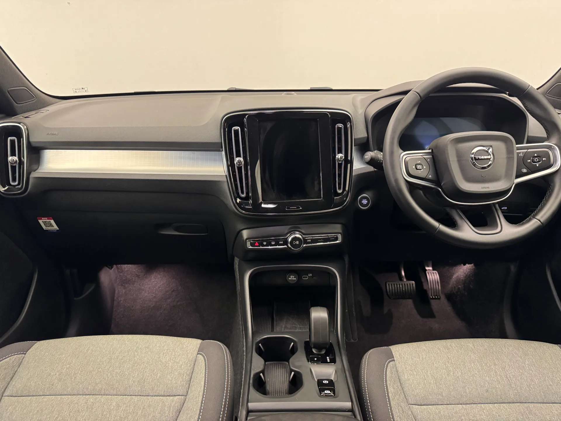 2025 VOLVO XC40 2025 VOLVO XC40