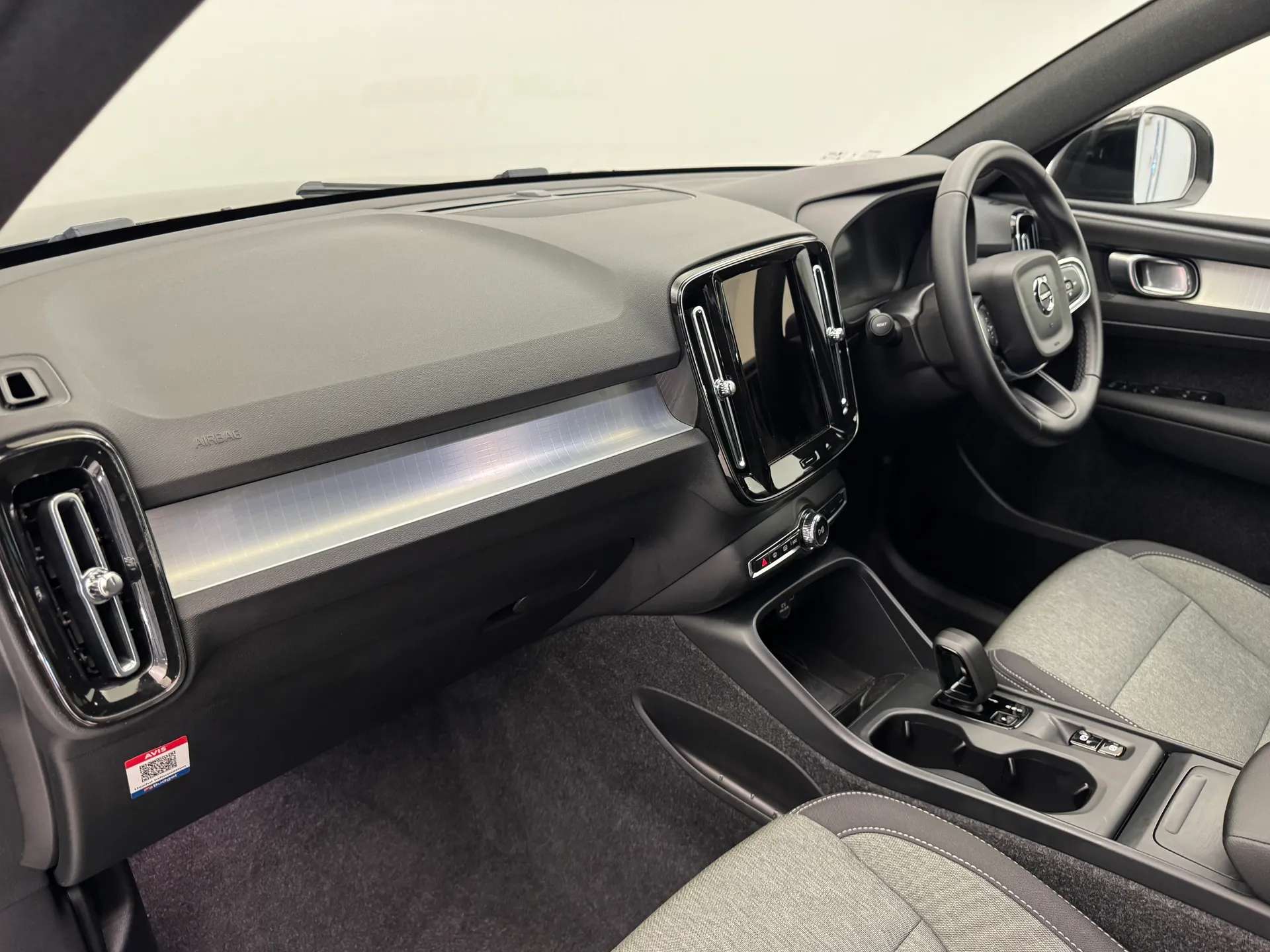 2025 VOLVO XC40 2025 VOLVO XC40